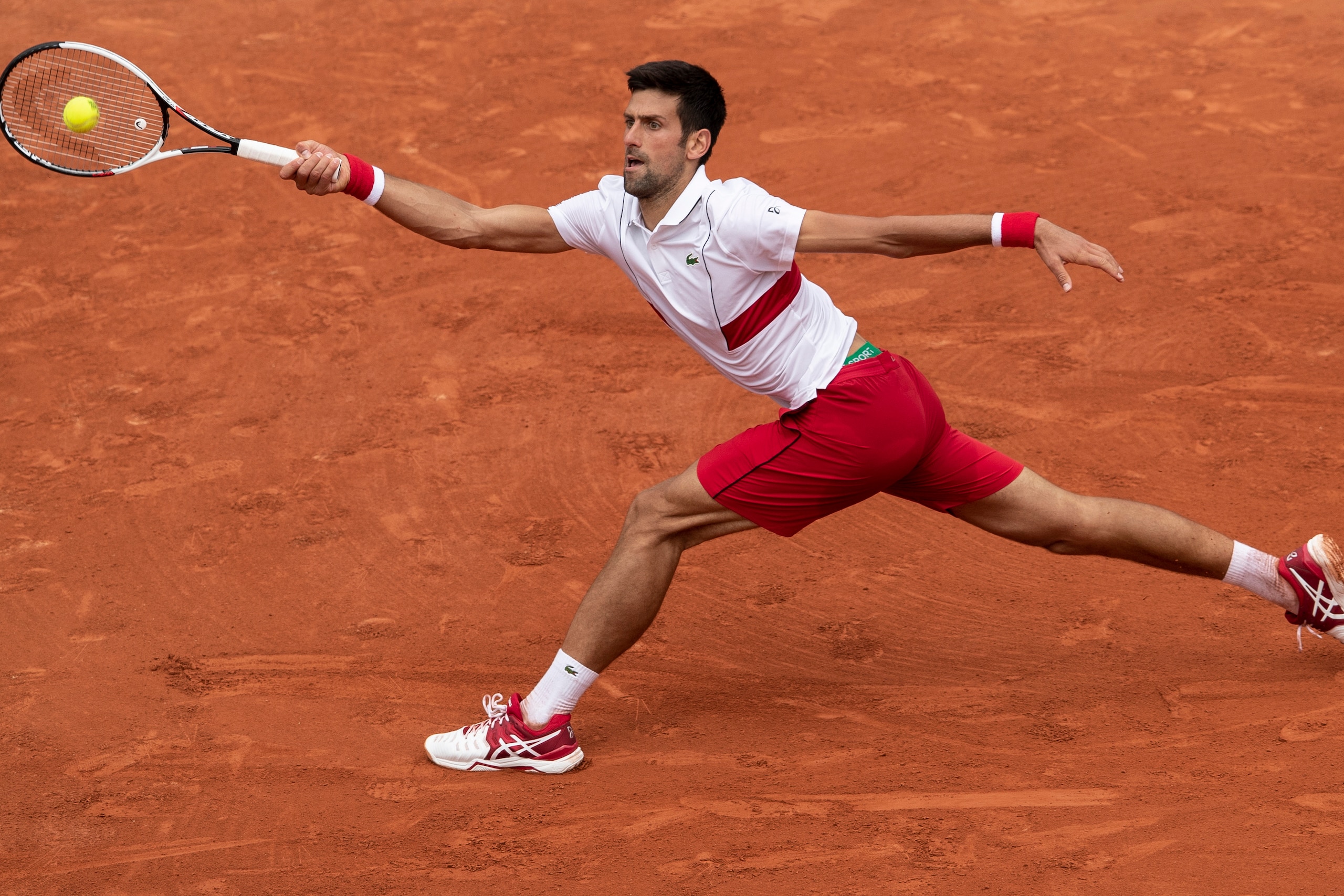 PARIS, FRANCE - JUNE 01:  Novak Djokovic of Serbia plays a forehand duirng his mens singles third round match against Roberto Bautista Agut of Spain during day six of the 2018 French Open at Roland Garros on June 1, 2018 in Paris, France.  (Photo by XIN L