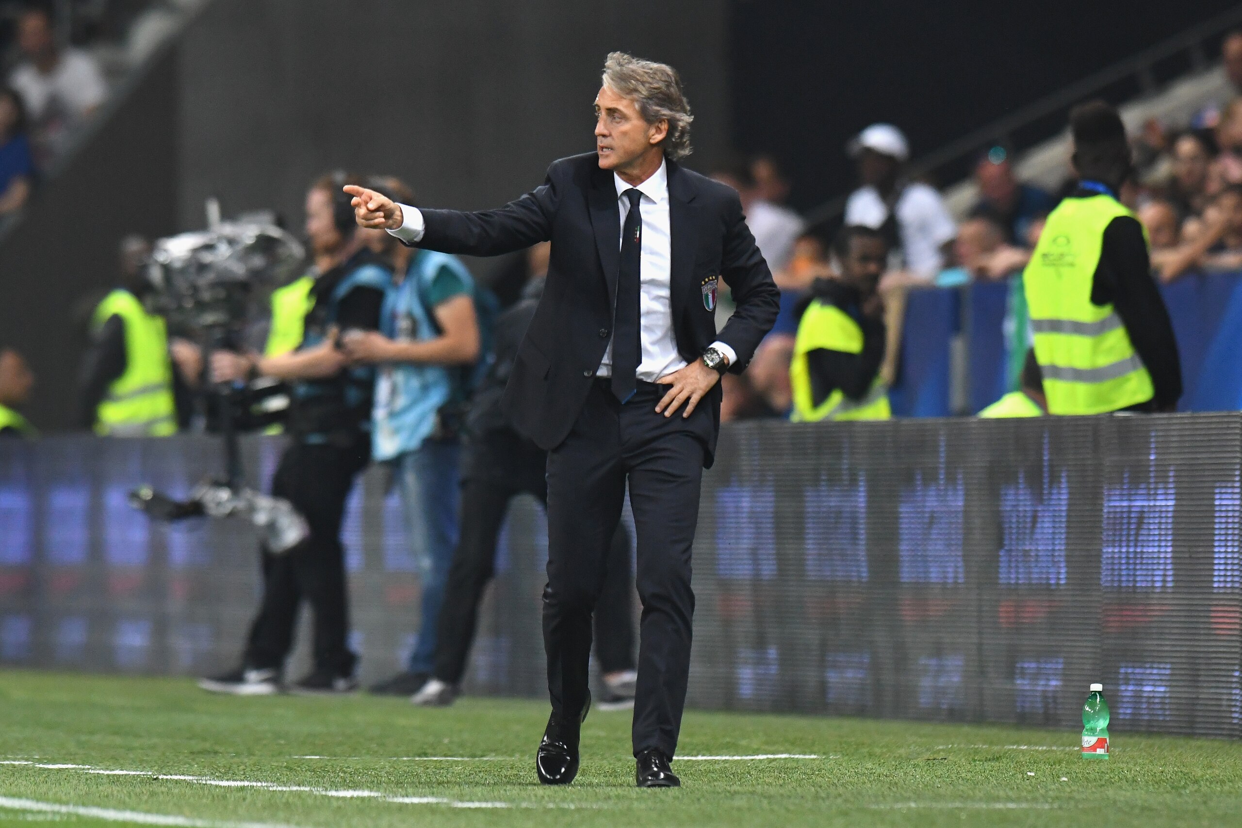 NICE, FRANCE - JUNE 01:  Roberto Mancini head coach of Italy issues instructions to his players during the International Friendly match between France and Italy at Allianz Riviera Stadium on June 1, 2018 in Nice, France.  (Photo by Alessandro Sabattini/Ge