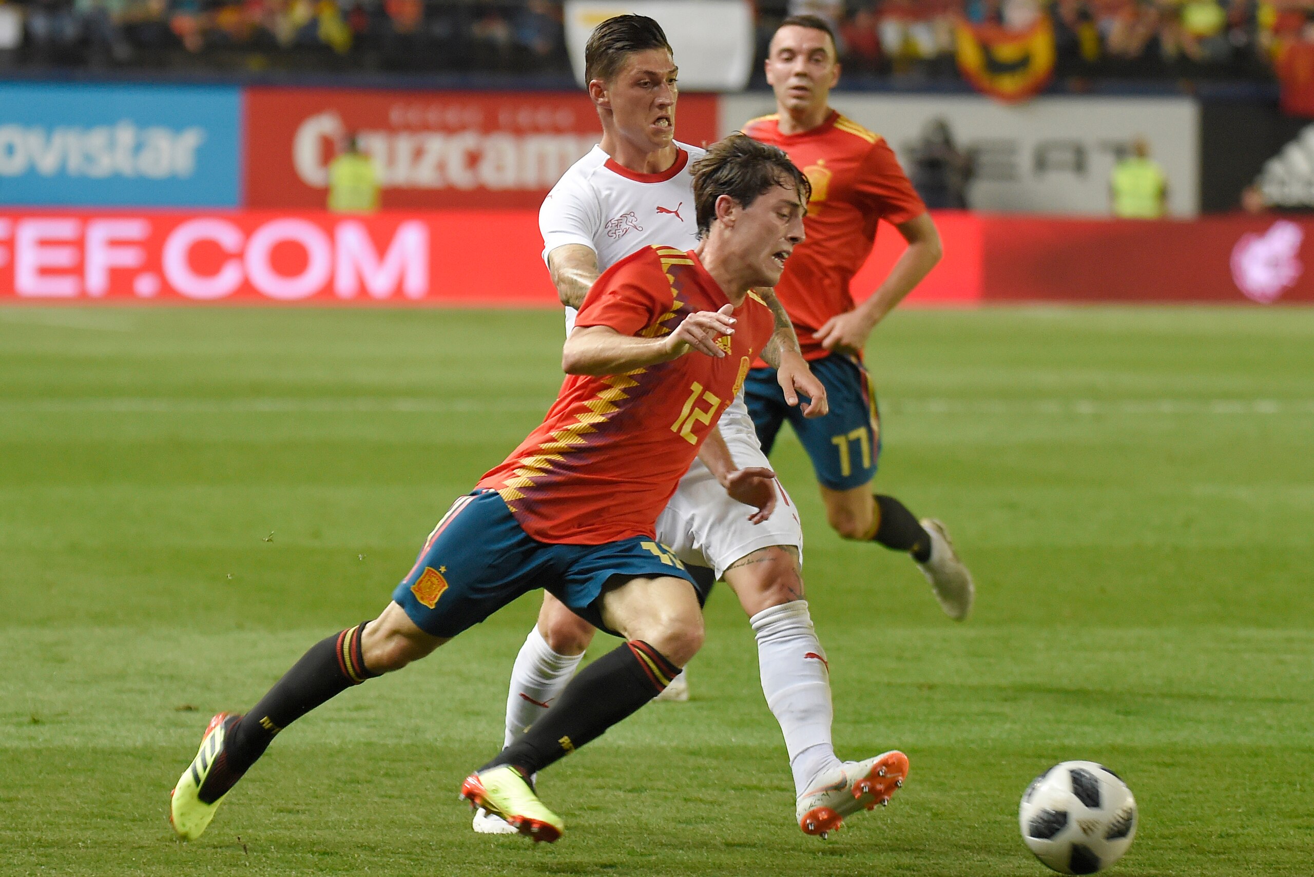 Spain's forward Alvaro Odriozola (front) vies with Switzerland's midfielder Steven Zuber during the international friendly football match between Spain and Switzerland at La Ceramica stadium in Vila-real on June 3, 2018. (Photo by JOSE JORDAN / AFP)      