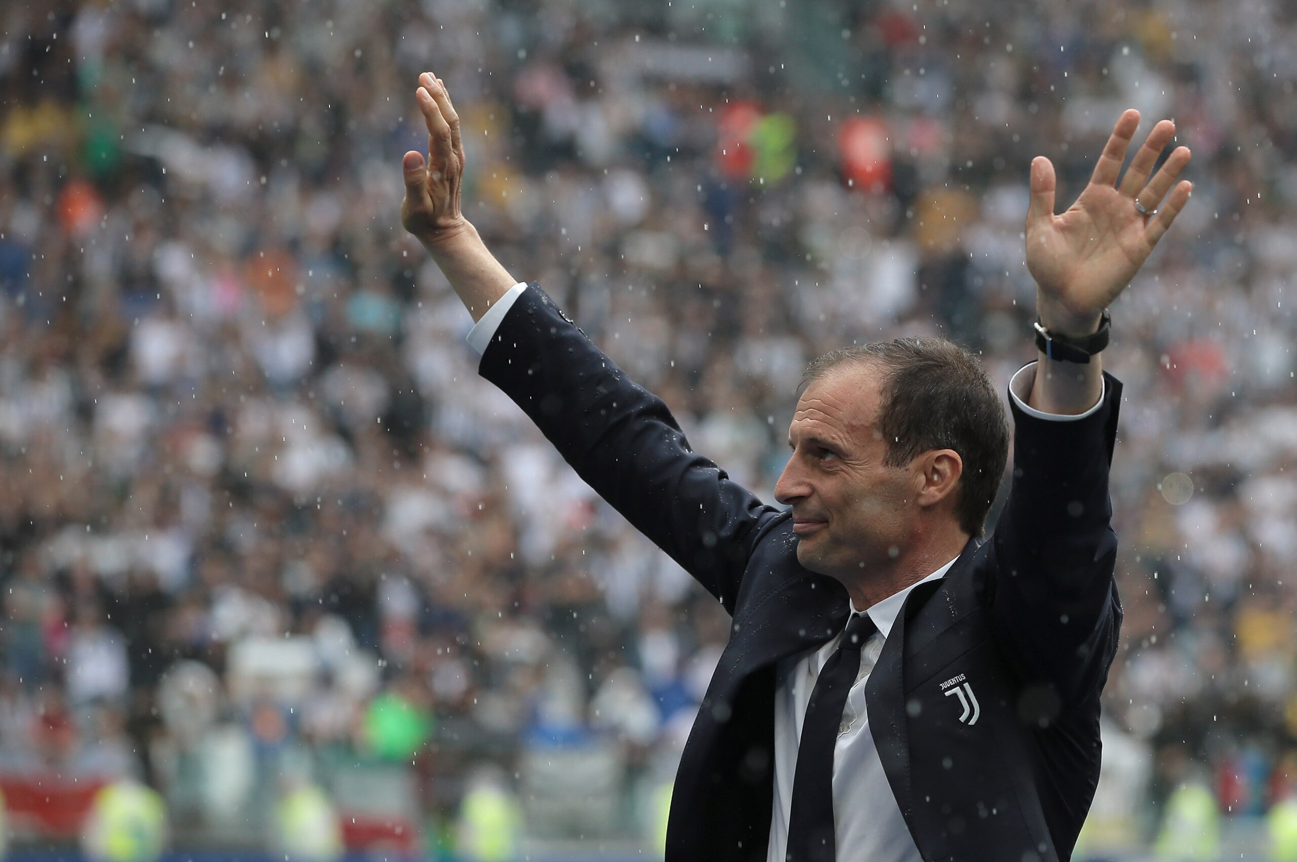 TURIN, ITALY - MAY 19:  Juventus FC coach Massimiliano Allegri greets the fans during the serie A match between Juventus and Hellas Verona FC at Allianz Stadium on May 19, 2018 in Turin, Italy.  (Photo by Emilio Andreoli/Getty Images)
