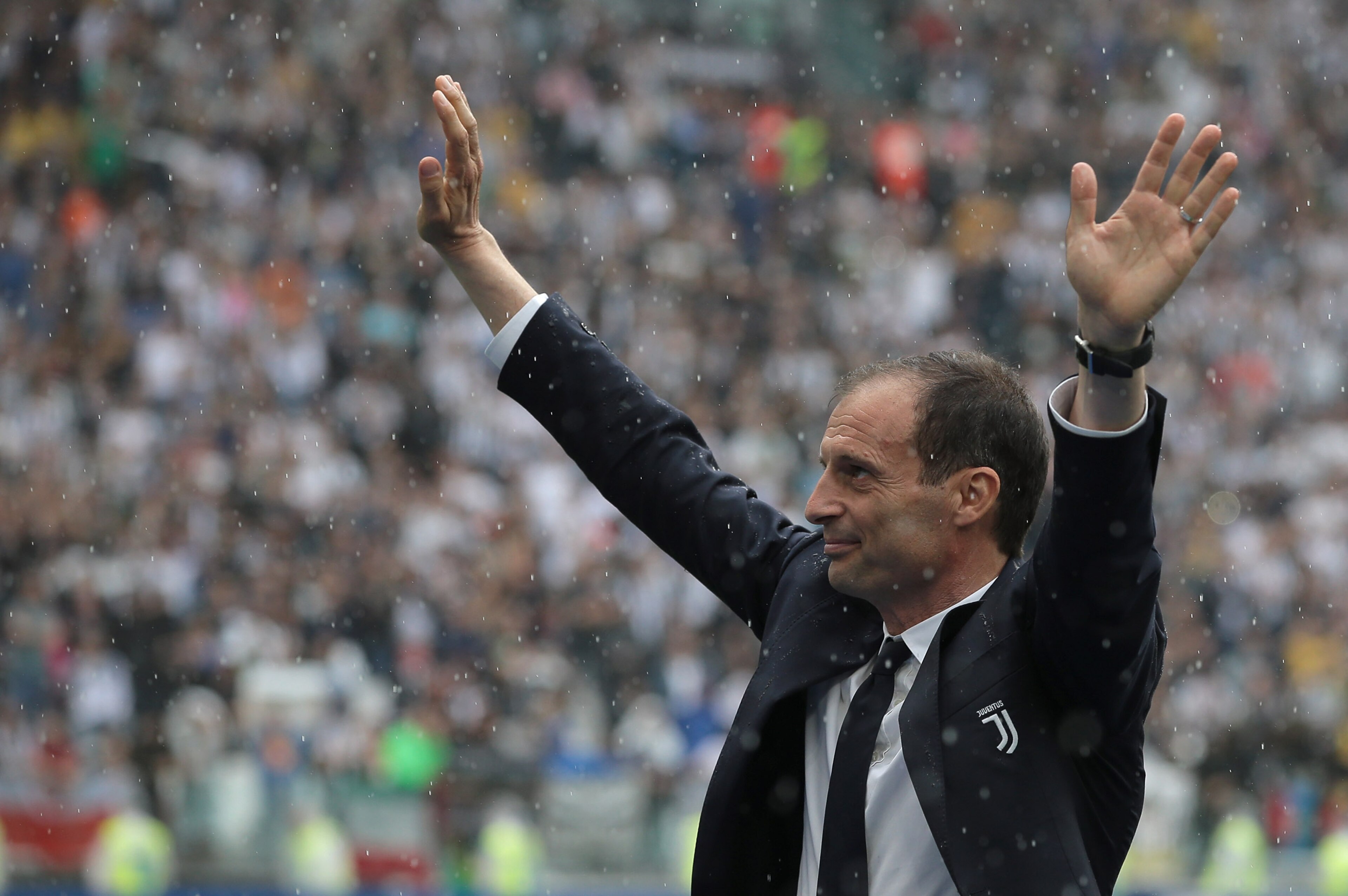 TURIN, ITALY - MAY 19:  Juventus FC coach Massimiliano Allegri greets the fans during the serie A match between Juventus and Hellas Verona FC at Allianz Stadium on May 19, 2018 in Turin, Italy.  (Photo by Emilio Andreoli/Getty Images)