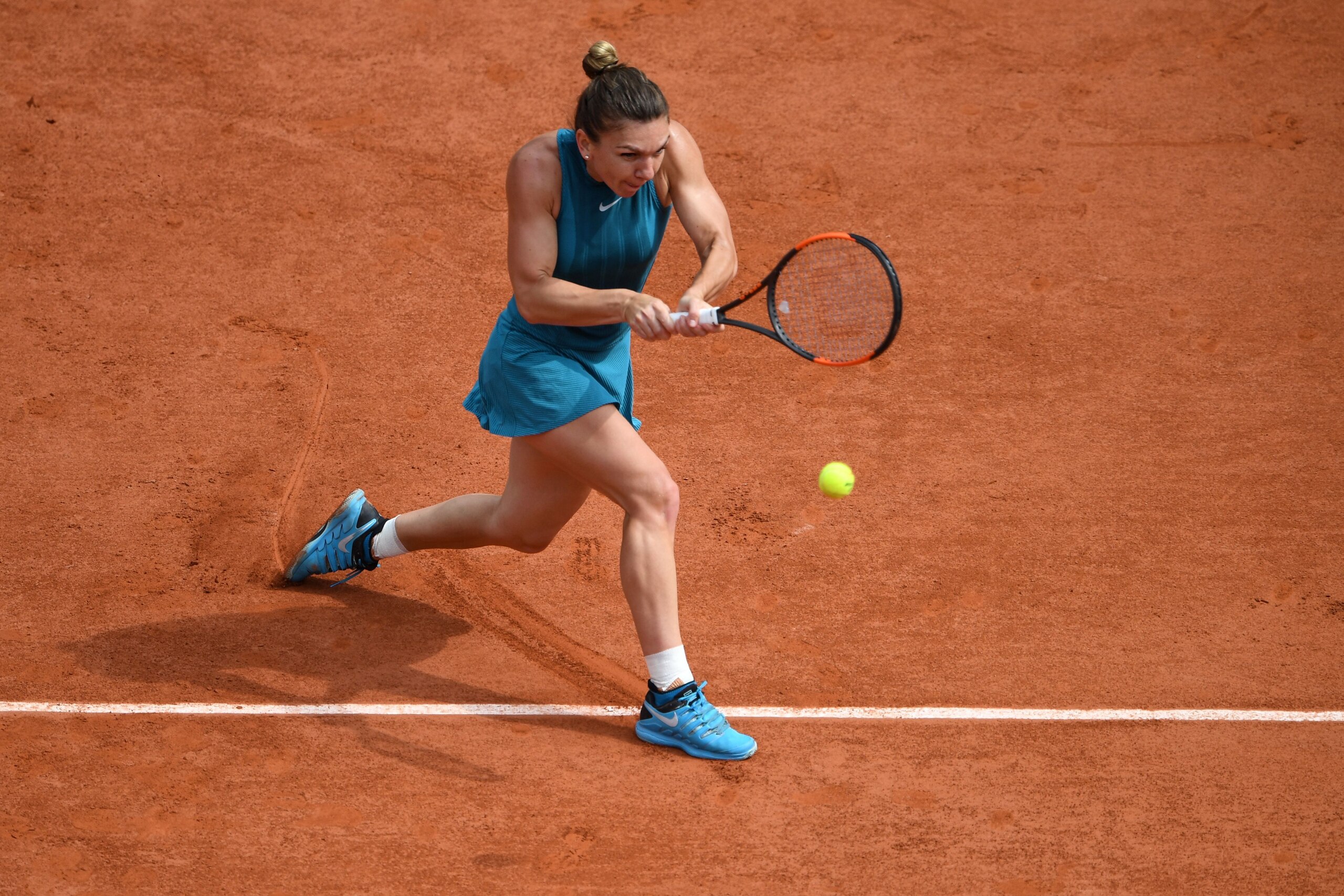 TOPSHOT - Romania's Simona Halep returns the ball to Belgium's Elise Mertens during their women's singles fourth round match on day nine of the Roland Garros 2018 French Open tennis tournament in Paris on June 4, 2018. (Photo by Eric FEFERBERG / AFP)     