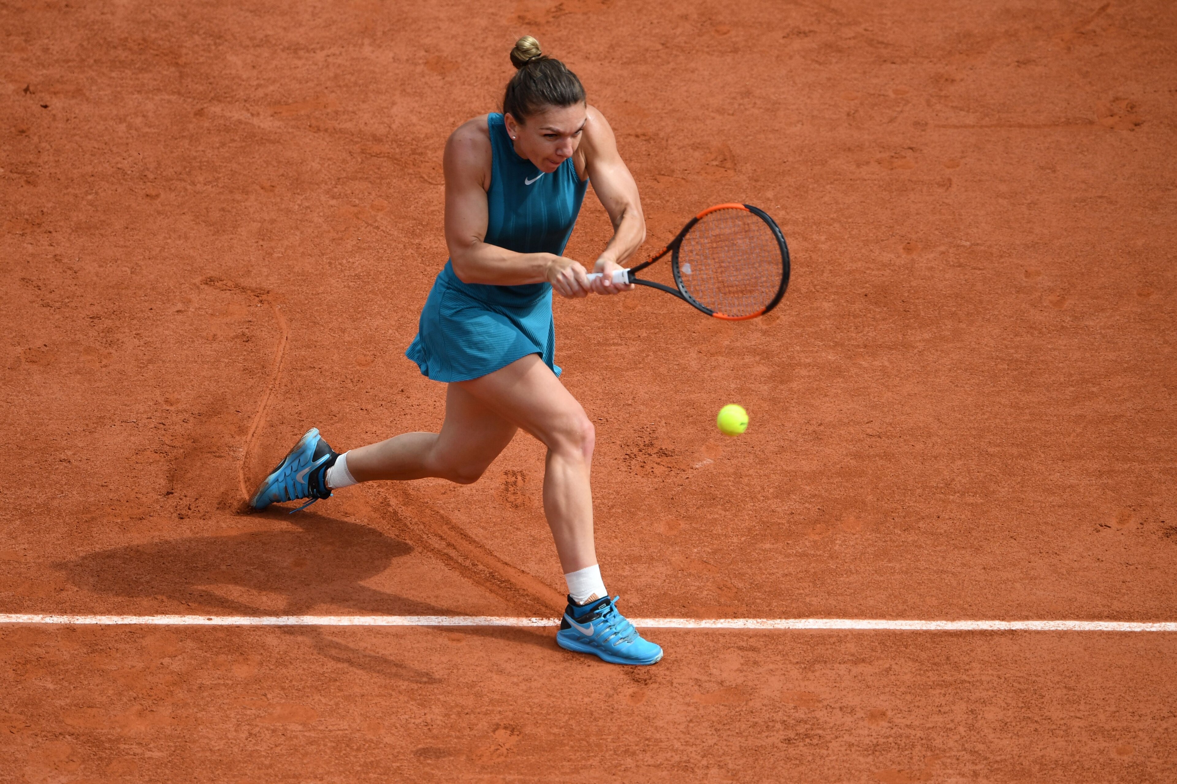TOPSHOT - Romania's Simona Halep returns the ball to Belgium's Elise Mertens during their women's singles fourth round match on day nine of the Roland Garros 2018 French Open tennis tournament in Paris on June 4, 2018. (Photo by Eric FEFERBERG / AFP)     