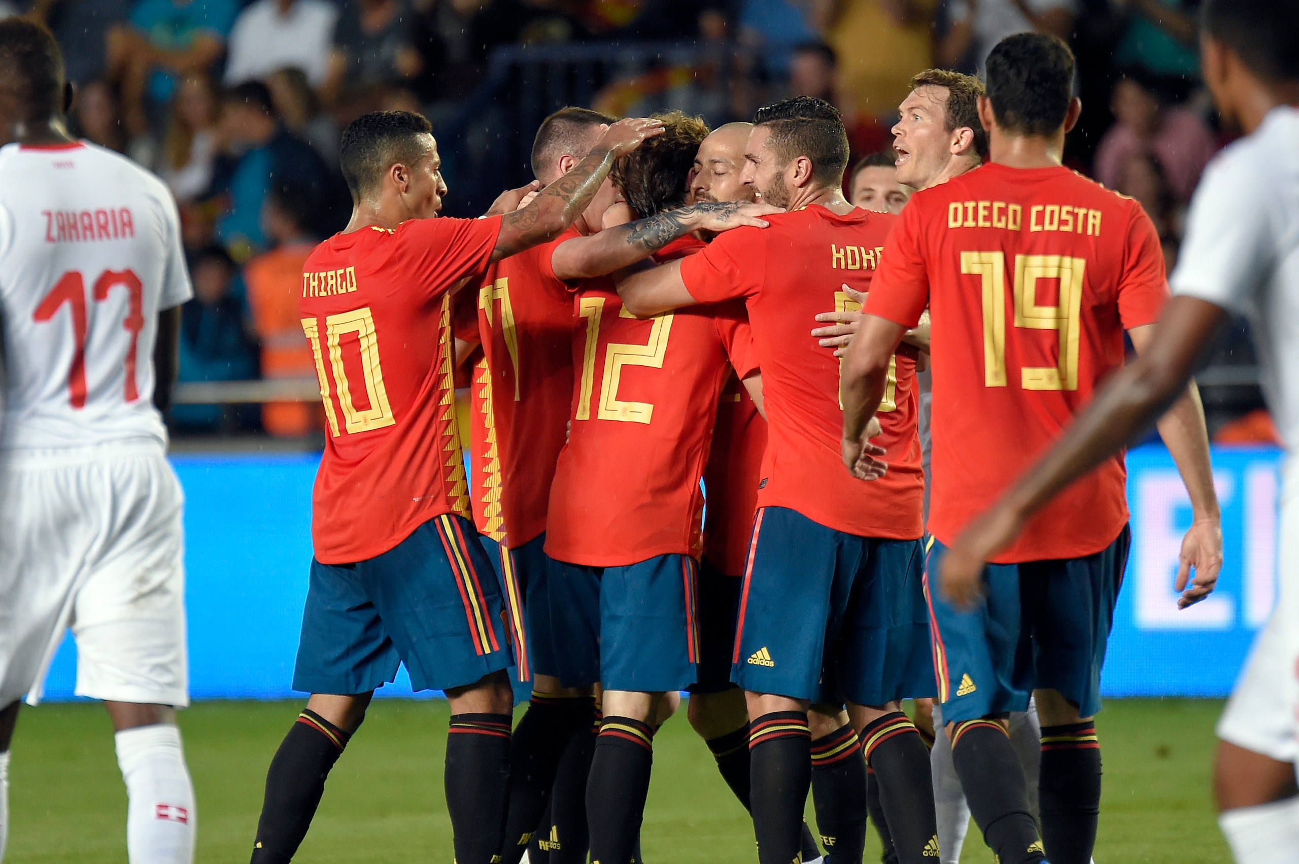 Spain players celebrate the opening goal during the international friendly football match between Spain and Switzerland at La Ceramica stadium in Vila-real on June 3, 2018. (Photo by JOSE JORDAN / AFP)        (Photo credit should read JOSE JORDAN/AFP/Gett