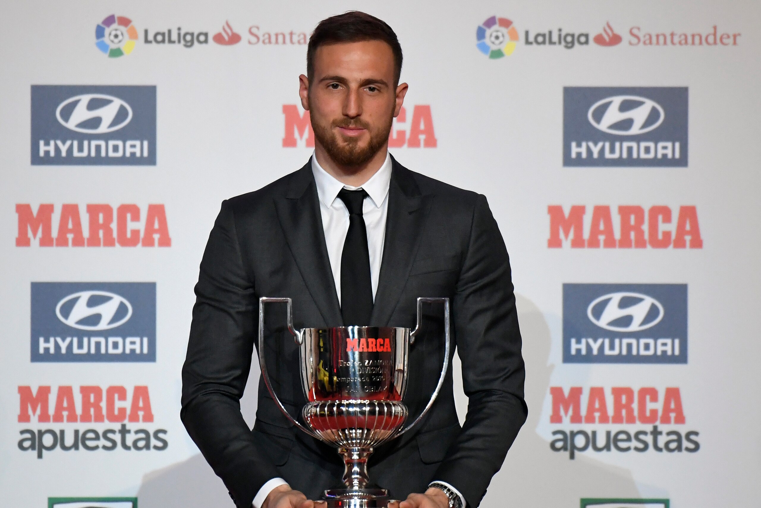 Atletico Madrid's Slovenian goalkeeper Jan Oblak poses after receiving the 'Zamora' award  in Barcelona on December 18, 2017.  / AFP PHOTO / LLUIS GENE        (Photo credit should read LLUIS GENE/AFP/Getty Images)