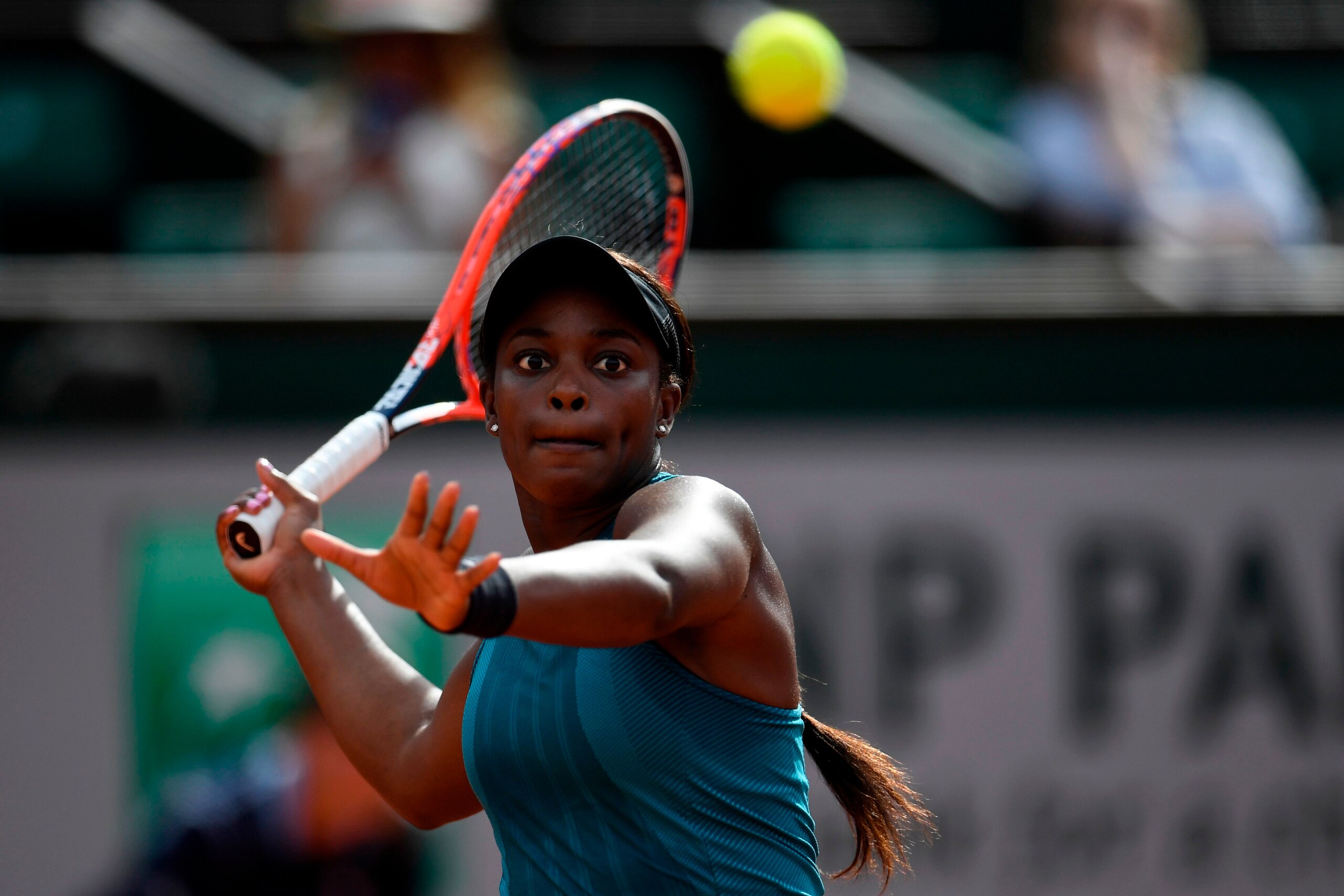 TOPSHOT - Sloane Stephens of the US returns the ball to Madison Keys the US during their women's singles semi-final match on day twelve of The Roland Garros 2018 French Open tennis tournament in Paris on June 7, 2018. (Photo by CHRISTOPHE SIMON / AFP)    