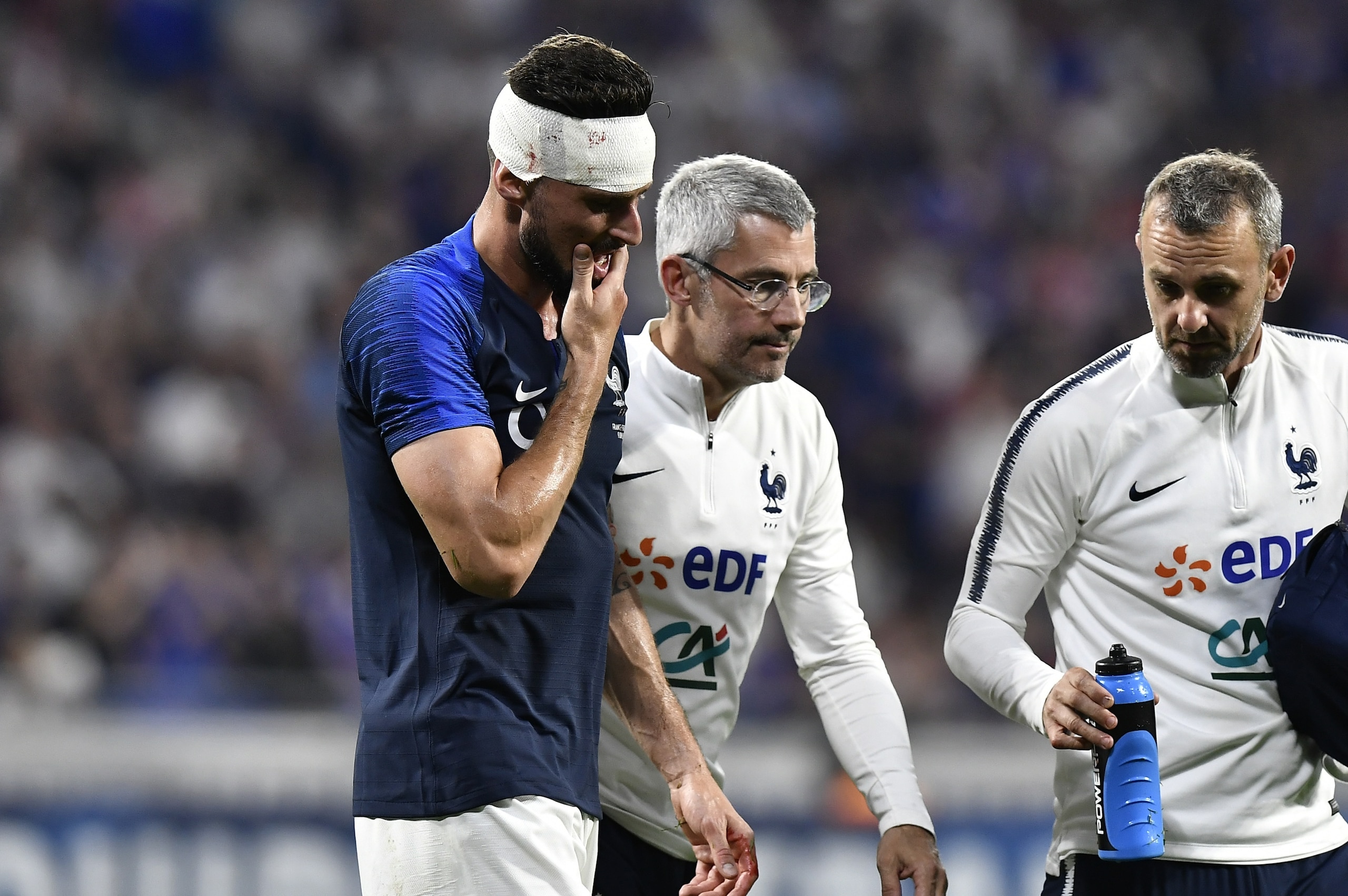 France's forward Olivier Giroud leaves the pitch after suffering a head injury during the friendly football match between France and USA at the at the Parc Olympique lyonnais stadium in Decines-Charpieu, near Lyon on June 9, 2018. (Photo by JEFF PACHOUD / France's forward Olivier Giroud leaves the pitch after suffering a head injury during the friendly football match between France and USA at the at the Parc Olympique lyonnais stadium in Decines-Charpieu, near Lyon on June 9, 2018. (Photo by JEFF PACHOUD /