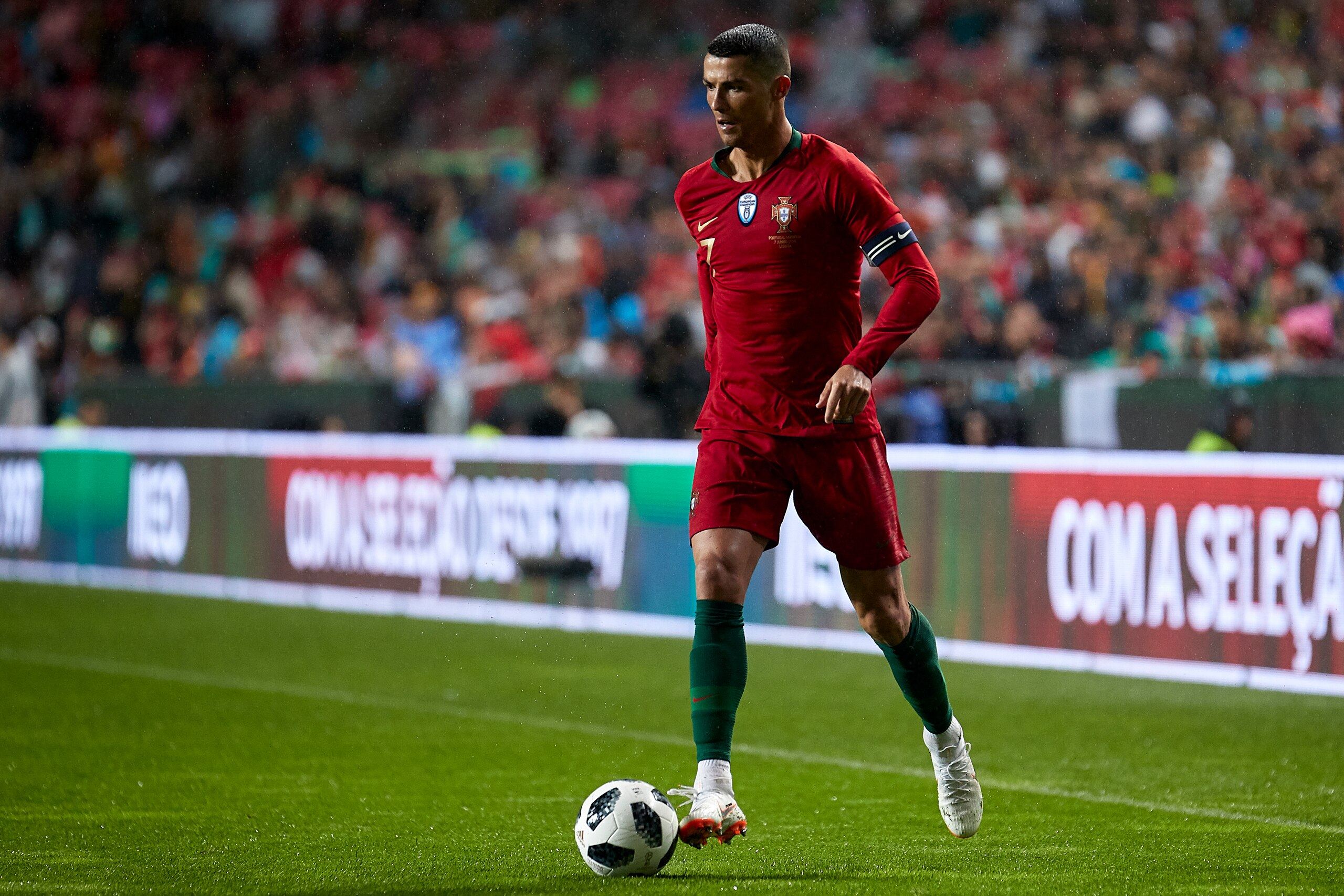 LISBOA, PORTUGAL - JUNE 07:  Cristiano Ronaldo of Portugal in action during the friendly match of preparation for FIFA 2018 World Cup between Portugal and Algeria at the Estadio do Sport Lisboa e Benfica on June 7, 2018 in Lisboa, Portugal.  (Photo by Qua