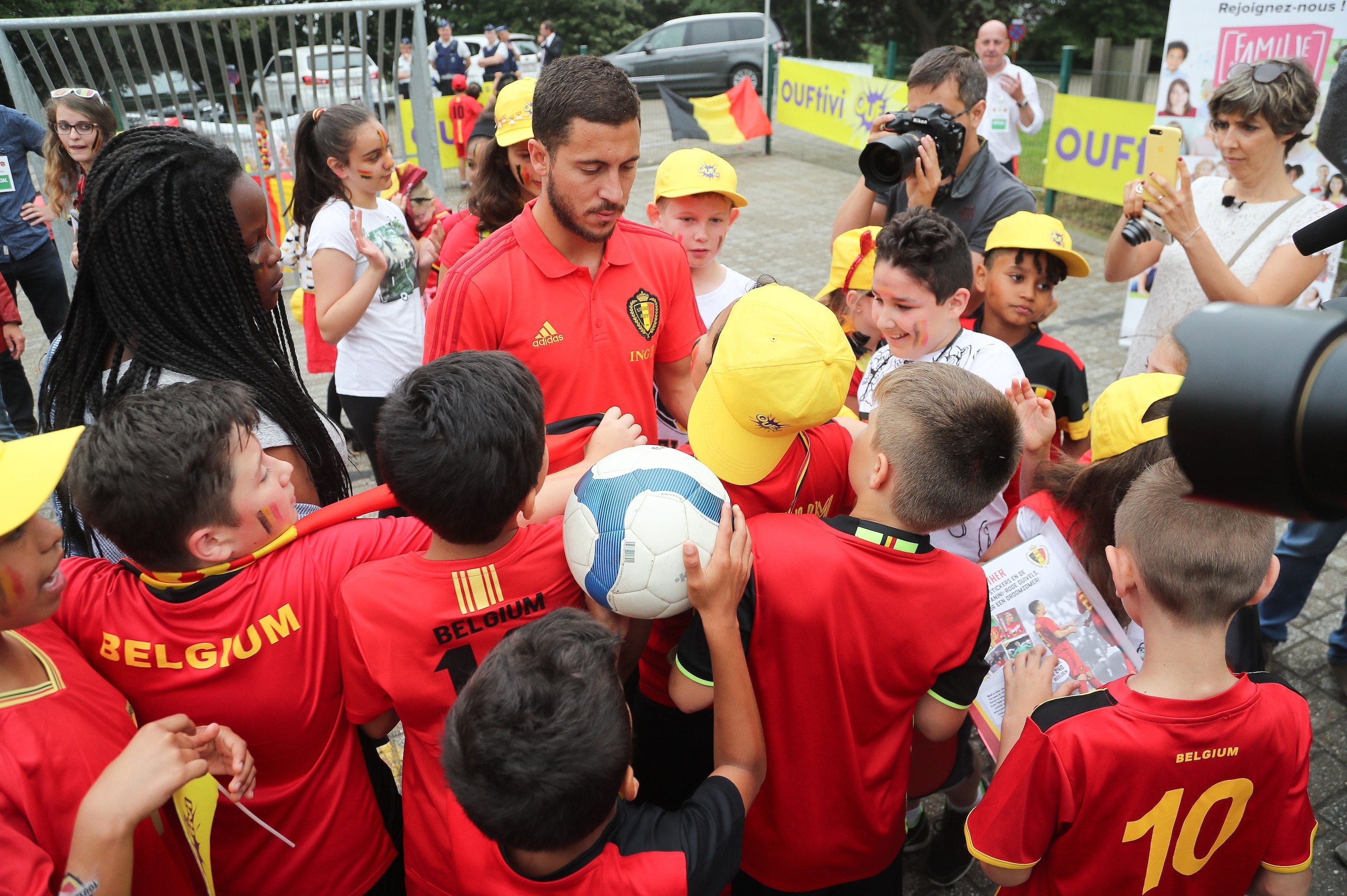 Belgium's forward Eden Hazard signs autographs of pupils of the Ecole Fondamentale de Clabecq in Clabecq, Belgium on June 8, 2018. - The Red Devils visit ten schools all over the country before participating in the upcoming FIFA World Cup 2018 in Russia. 