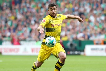 BREMEN, GERMANY - APRIL 29: Sokratis Papastathopoulos of Dortmund controls the ball during the Bundesliga match between SV Werder Bremen and Borussia Dortmund at Weserstadion on April 29, 2018 in Bremen, Germany. (Photo by TF-Images/Getty Images)