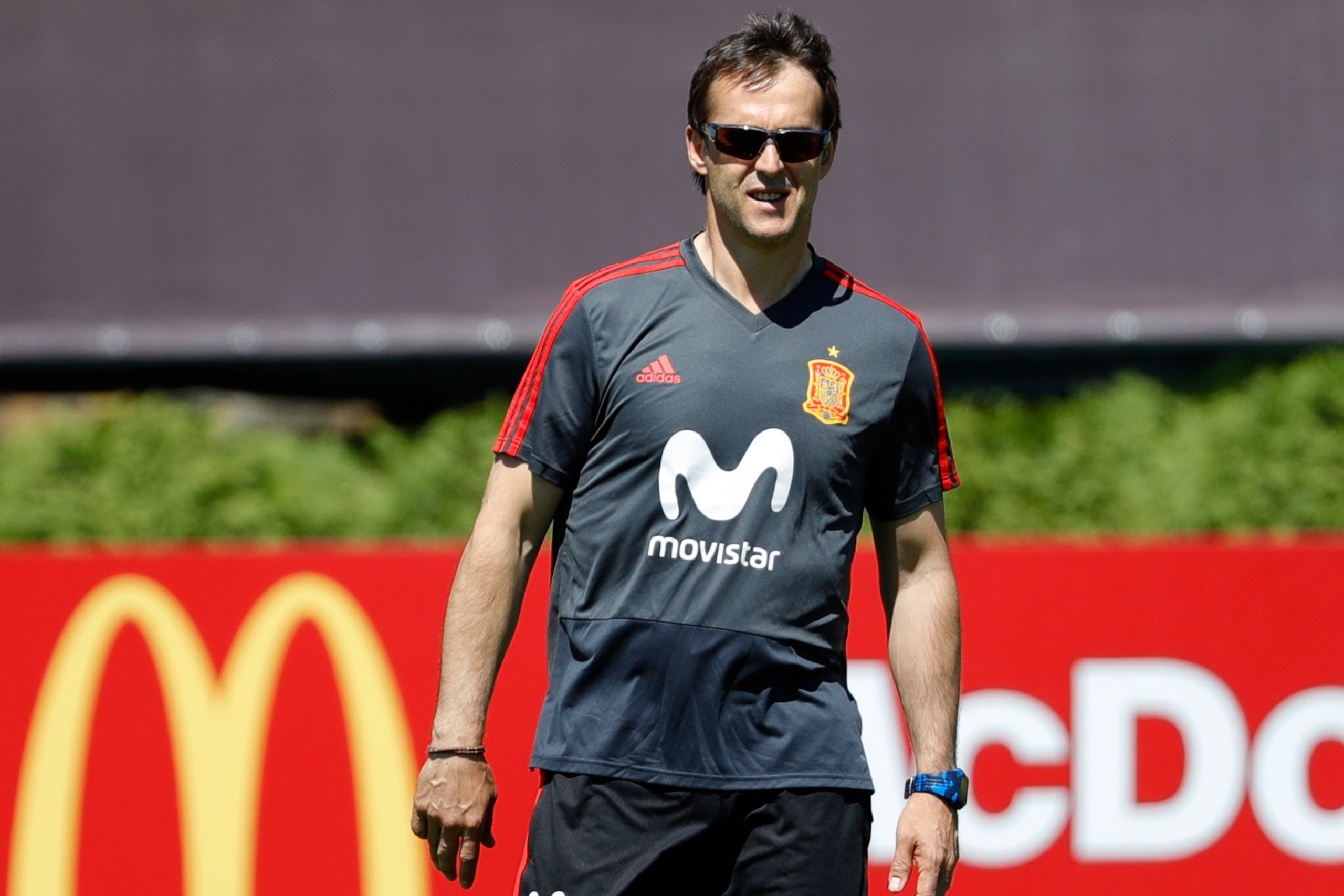KRASNODAR, RUSSIA - JUNE 11: Head coach Julen Lopetegui of Spain looks on during a training session on June 11, 2018 in Krasnodar, Russia. (Photo by TF-Images/Getty Images) KRASNODAR, RUSSIA - JUNE 11: Head coach Julen Lopetegui of Spain looks on during a training session on June 11, 2018 in Krasnodar, Russia. (Photo by TF-Images/Getty Images)