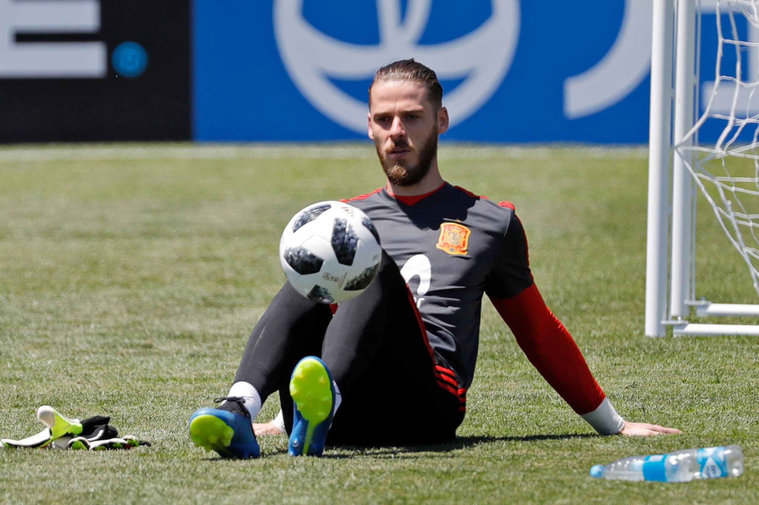 KRASNODAR, RUSSIA - JUNE 11: David De Gea of Spain controls the ball on the ground during a training session on June 11, 2018 in Krasnodar, Russia. (Photo by TF-Images/Getty Images)