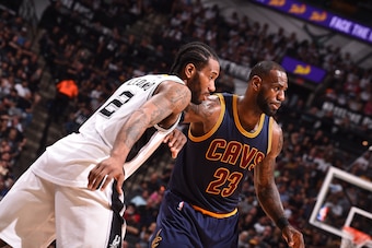 SAN ANTONIO, TX - MARCH 27:  LeBron James #23 of the Cleveland Cavaliers and Kawhi Leonard #2 of the San Antonio Spurs fight for position during a game on March 27, 2017 at the AT&T Center in San Antonio, Texas. NOTE TO USER: User expressly acknowledges a