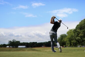 SOUTHAMPTON, NY - JUNE 15:  Dustin Johnson of the United States plays his shot from the sixth tee during the second round of the 2018 U.S. Open at Shinnecock Hills Golf Club on June 15, 2018 in Southampton, New York.  (Photo by Mike Ehrmann/Getty Images)