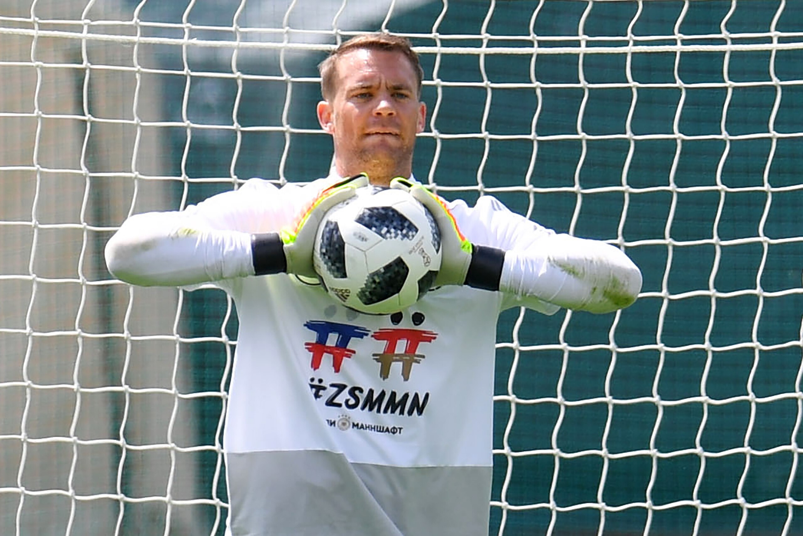Germany's goalkeeper Manuel Neuer warms up during a training session in Vatutinki, near Moscow, on June 13, 2018, ahead of the Russia 2018 World Cup football tournament. (Photo by Patrik STOLLARZ / AFP)        (Photo credit should read PATRIK STOLLARZ/AFP