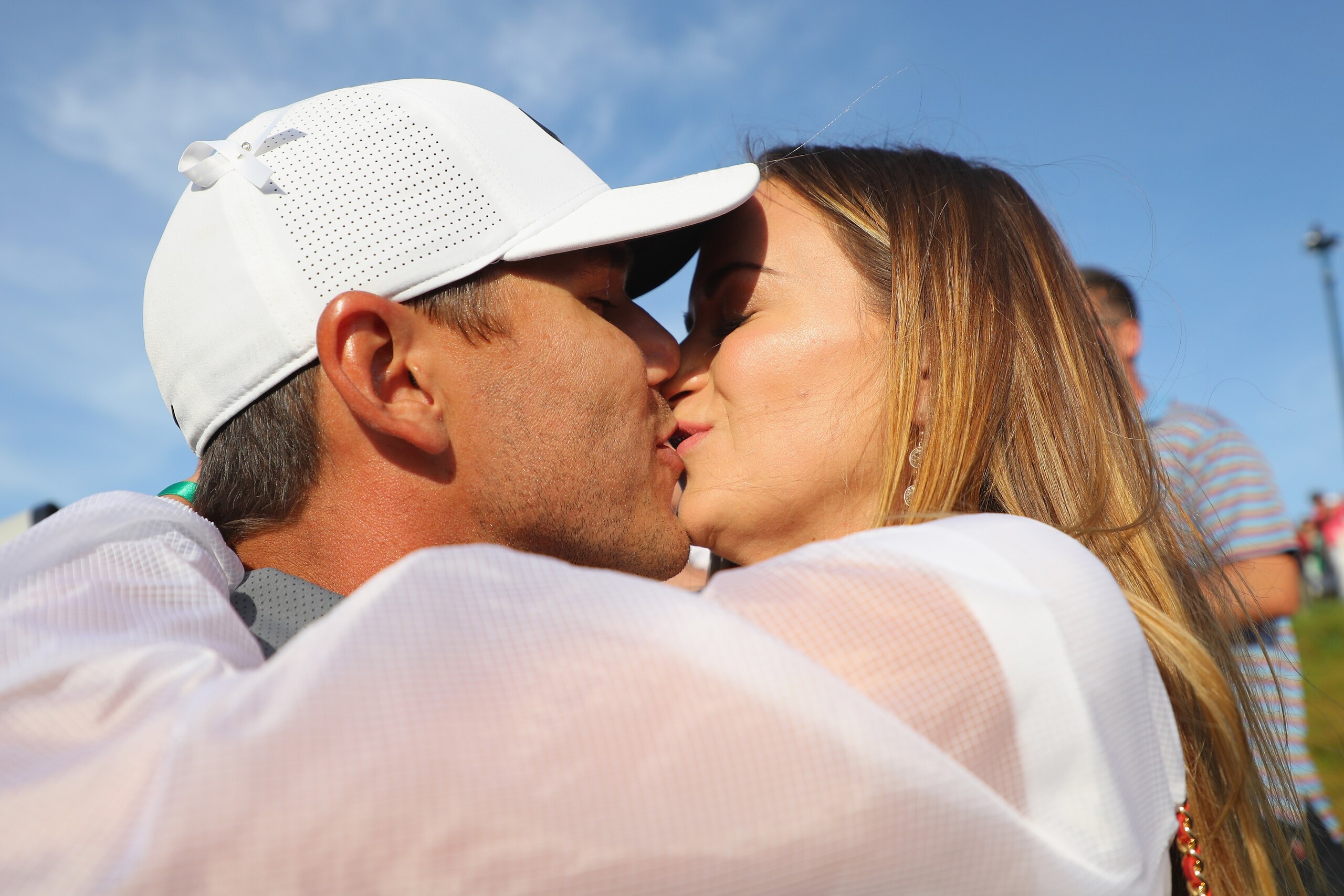 SOUTHAMPTON, NY - JUNE 17:  Brooks Koepka of the United States kisses girlfriend Jena Sims as they walk off the 18th green during the final round of the 2018 U.S. Open at Shinnecock Hills Golf Club on June 17, 2018 in Southampton, New York.  (Photo by War