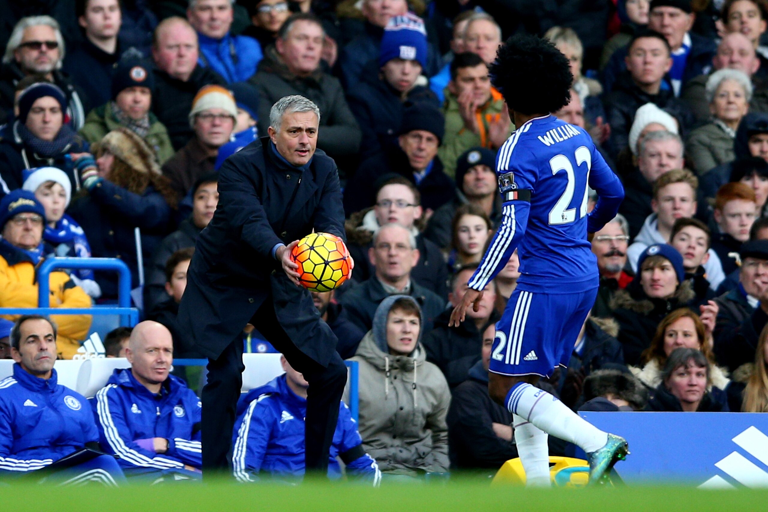 LONDON, ENGLAND - NOVEMBER 21: Jose Mourinho Manager of Chelsea passes the ball to Willian during the Barclays Premier League match between Chelsea and Norwich City at Stamford Bridge on November 21, 2015 in London, England. (Photo by Paul Gilham/Getty I LONDON, ENGLAND - NOVEMBER 21: Jose Mourinho Manager of Chelsea passes the ball to Willian during the Barclays Premier League match between Chelsea and Norwich City at Stamford Bridge on November 21, 2015 in London, England. (Photo by Paul Gilham/Getty I