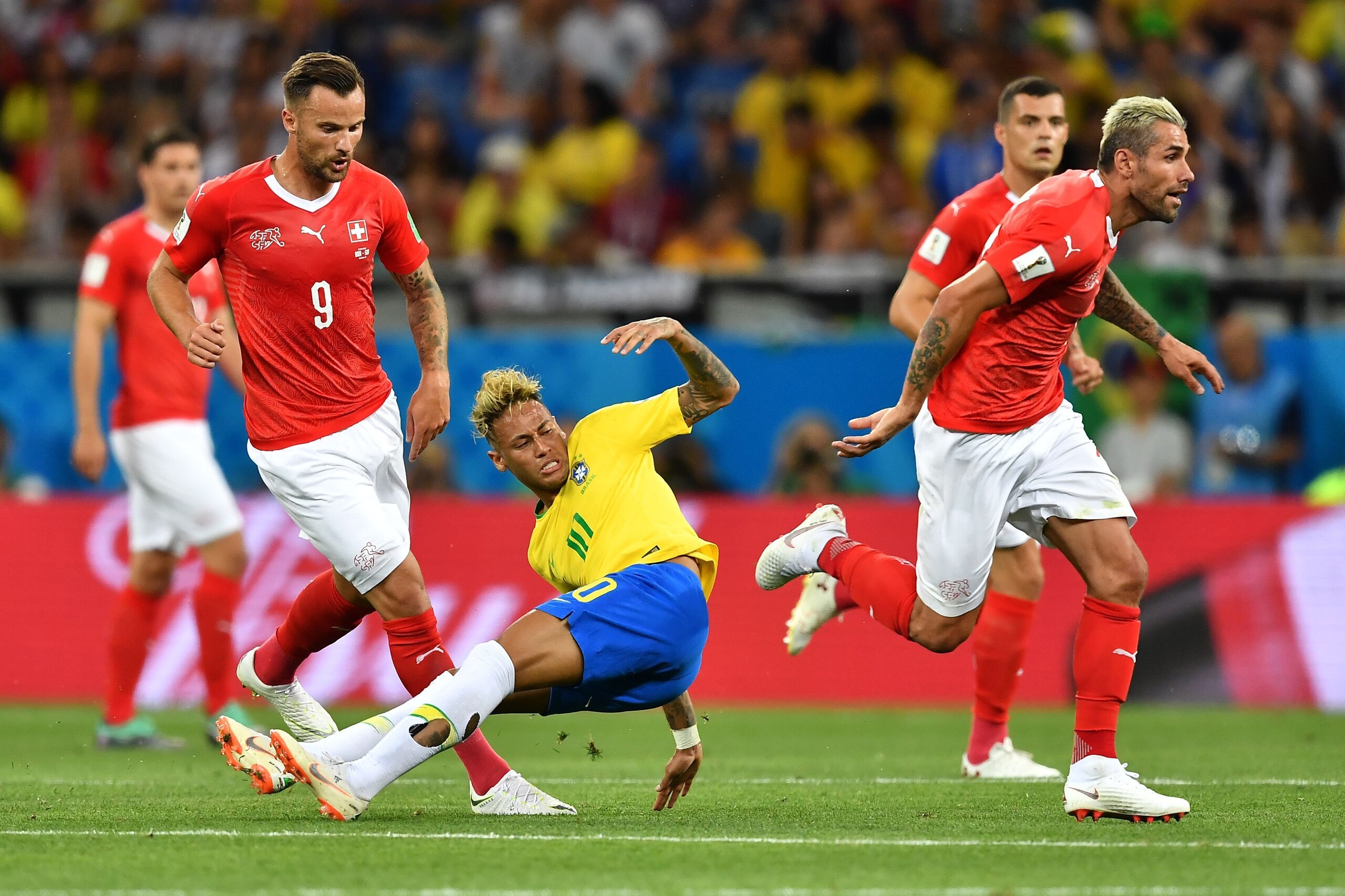 TOPSHOT - Brazil's forward Neymar (C) falls during the Russia 2018 World Cup Group E football match between Brazil and Switzerland at the Rostov Arena in Rostov-On-Don on June 17, 2018. (Photo by JOE KLAMAR / AFP) / RESTRICTED TO EDITORIAL USE - NO MOBILE