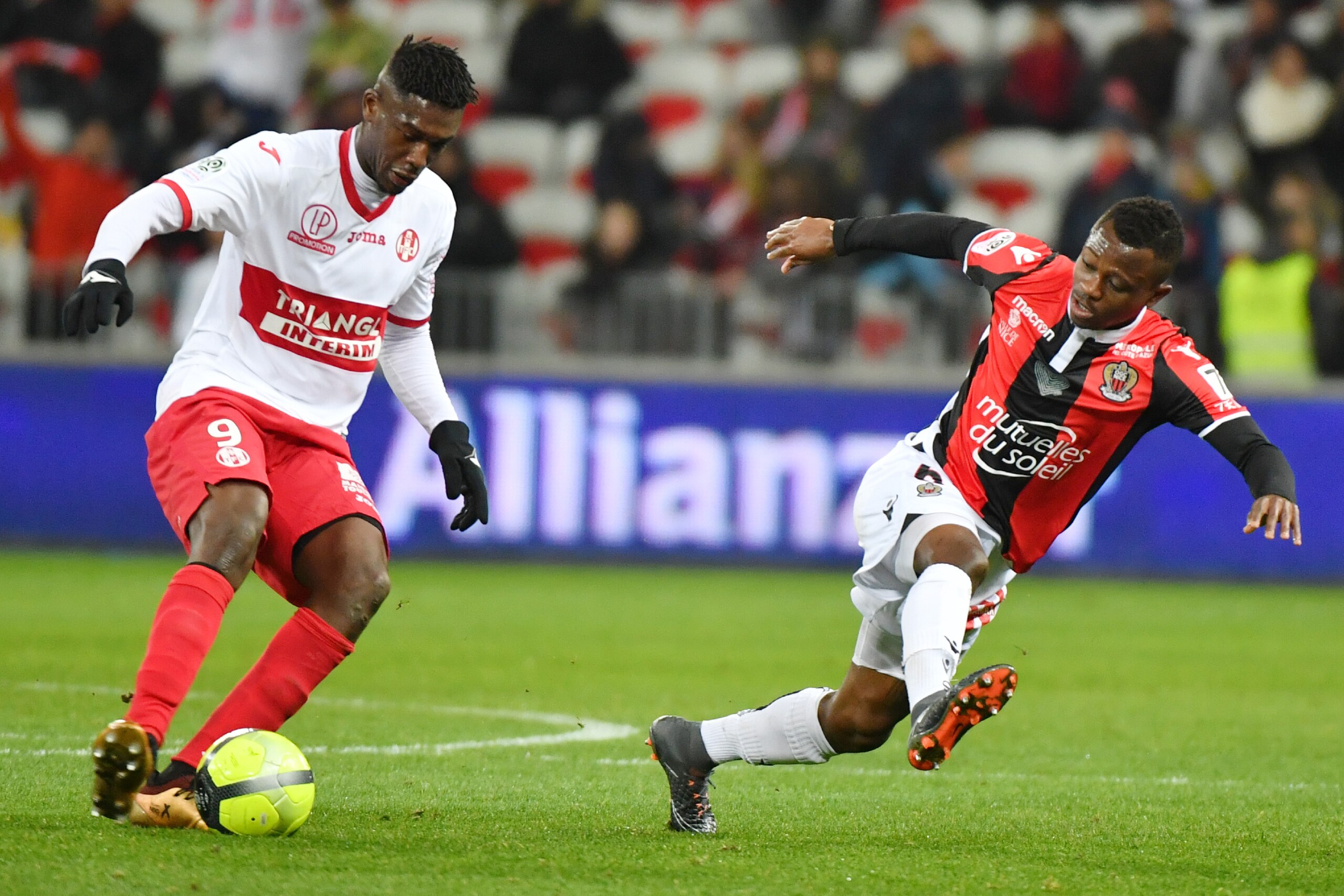 Toulouse's French forward Yaya Sanogo (L) vies with Nice's Ivorian midfielder Jean Michael Seri during the French L1 football match Nice(OGCN) vs Toulouse (TFC) on February 3, 2018 at the 'Allianz Riviera Stadium' in Nice. / AFP PHOTO / YANN COATSALIOU   