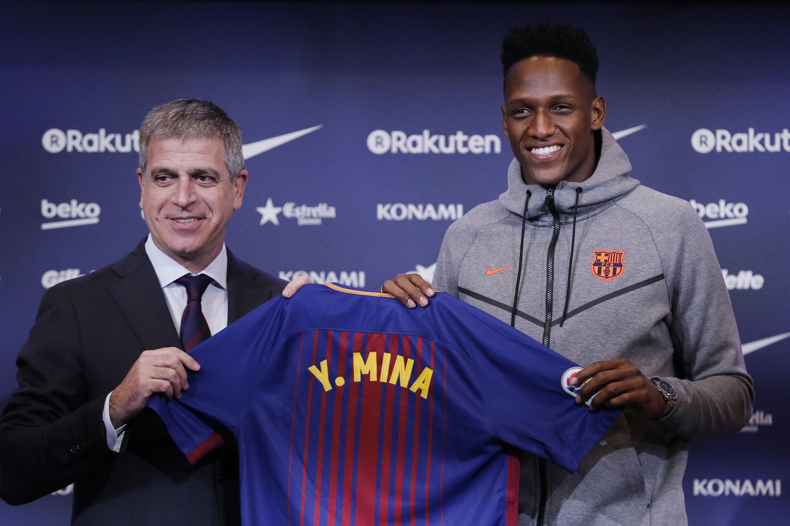 Barcelona's new Colombian defender Yerry Mina (R) poses with his new jersey next to Barcelona football club's sporting vice president Jordi Mestre during a press conference in Barcelona on January 13, 2018. / AFP PHOTO / Pau Barrena (Photo credit s Barcelona's new Colombian defender Yerry Mina (R) poses with his new jersey next to Barcelona football club's sporting vice president Jordi Mestre during a press conference in Barcelona on January 13, 2018. / AFP PHOTO / Pau Barrena (Photo credit s