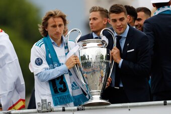 MADRID, SPAIN - MAY 27: Luka Modric of Real Madrid and Mateo Kovacic of Real Madrid celebrate with the trophy after winning yesterday's Uefa Champions League Final match at Cibeles Square on May 27, 2018 in Madrid, Spain. (Photo by TF-Images/Getty Images)