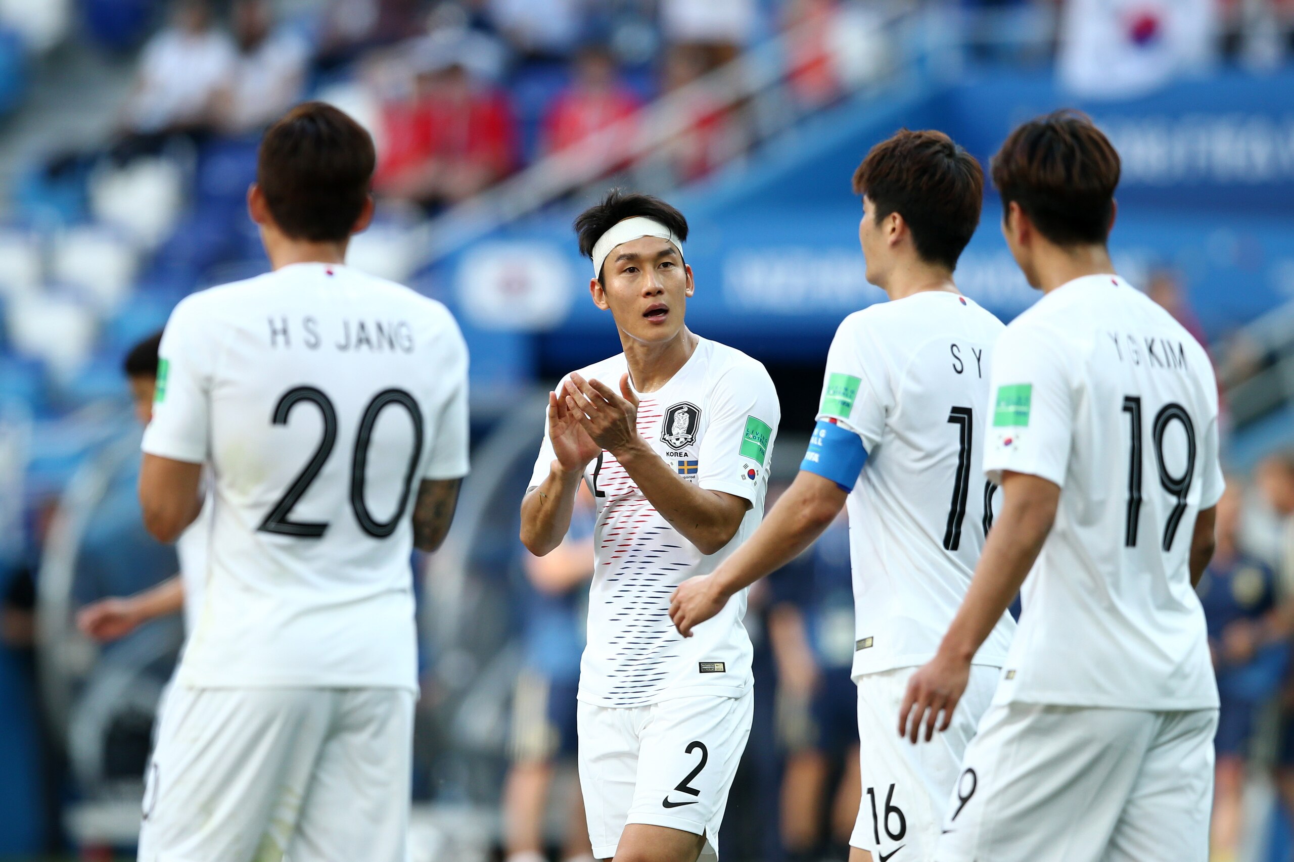 NIZHNIY NOVGOROD, RUSSIA - JUNE 18:  Players of Korea Republic react after Sweden's goal during the 2018 FIFA World Cup Russia group F match between Sweden and Korea Republic at Nizhniy Novgorod Stadium on June 18, 2018 in Nizhniy Novgorod, Russia.  (Phot