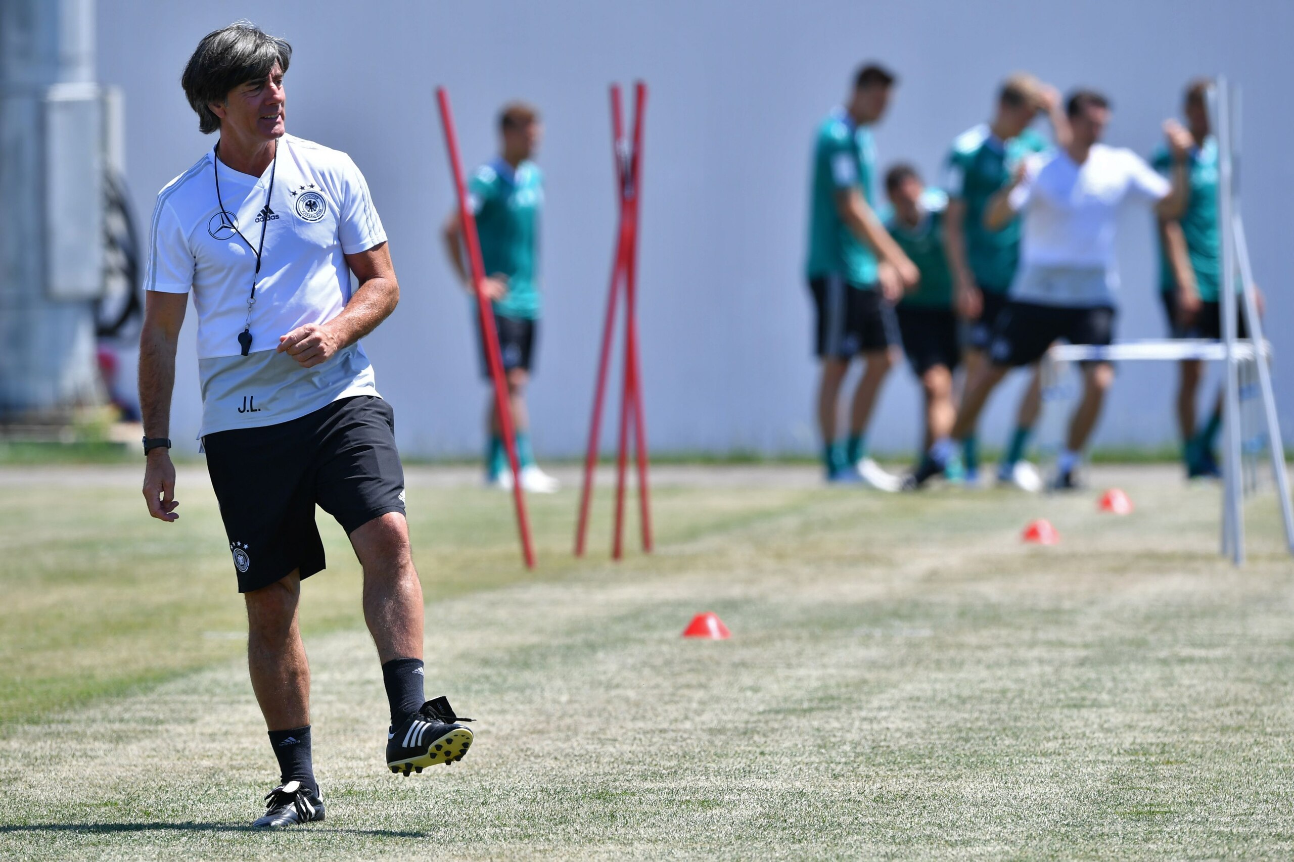 Germany's coach Joachim Loew gestures on the pitch during a training session at Park Arena in Sochi on June 20, 2018 as part of the FIFA 2018 World Cup football tournament. (Photo by Nelson Almeida / AFP)        (Photo credit should read NELSON ALMEIDA/AF