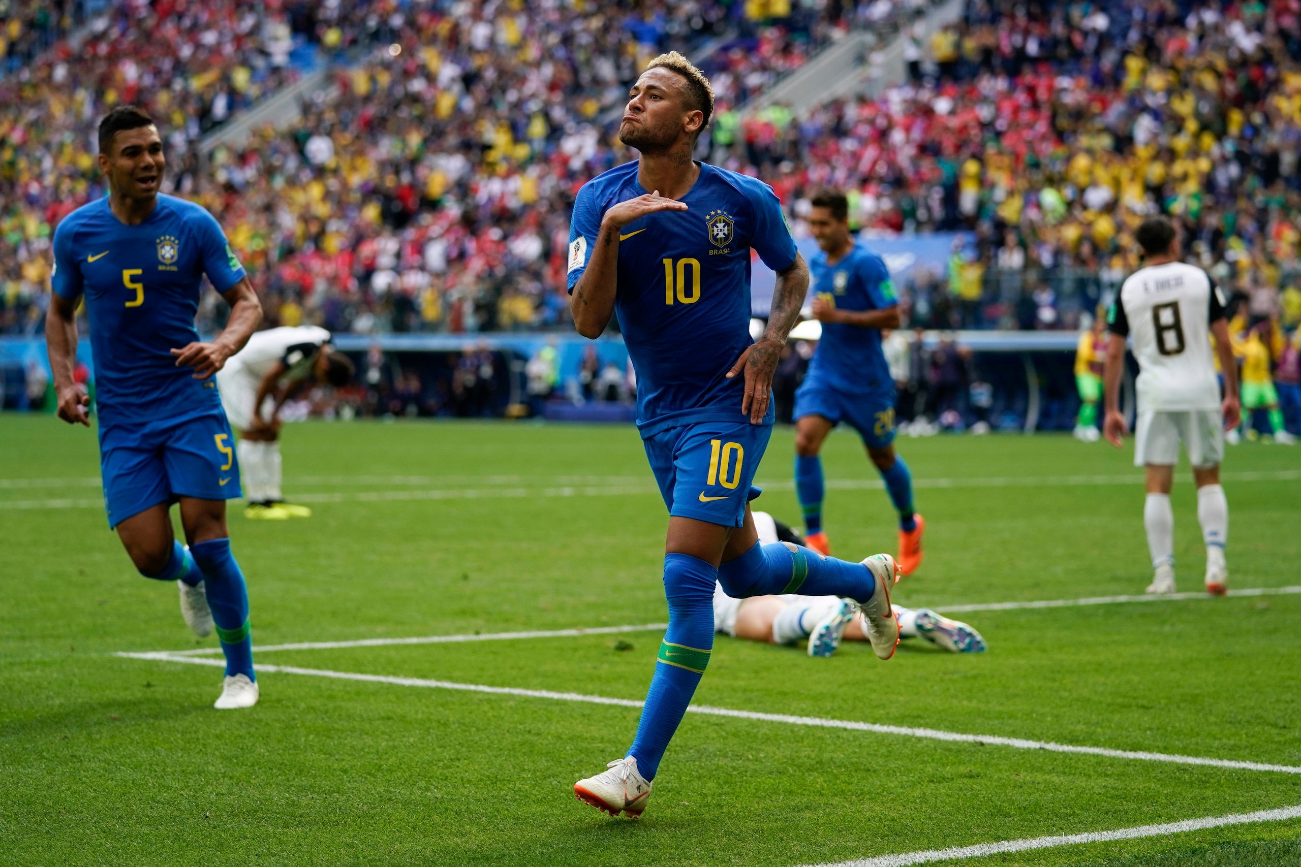 SAINT PETERSBURG, RUSSIA - JUNE 22:  Neymar of Brazil celebrates scoring the second goal of his team during the 2018 FIFA World Cup Russia group E match between Brazil and Costa Rica at Saint Petersburg Stadium on June 22, 2018 in Saint Petersburg, Russia