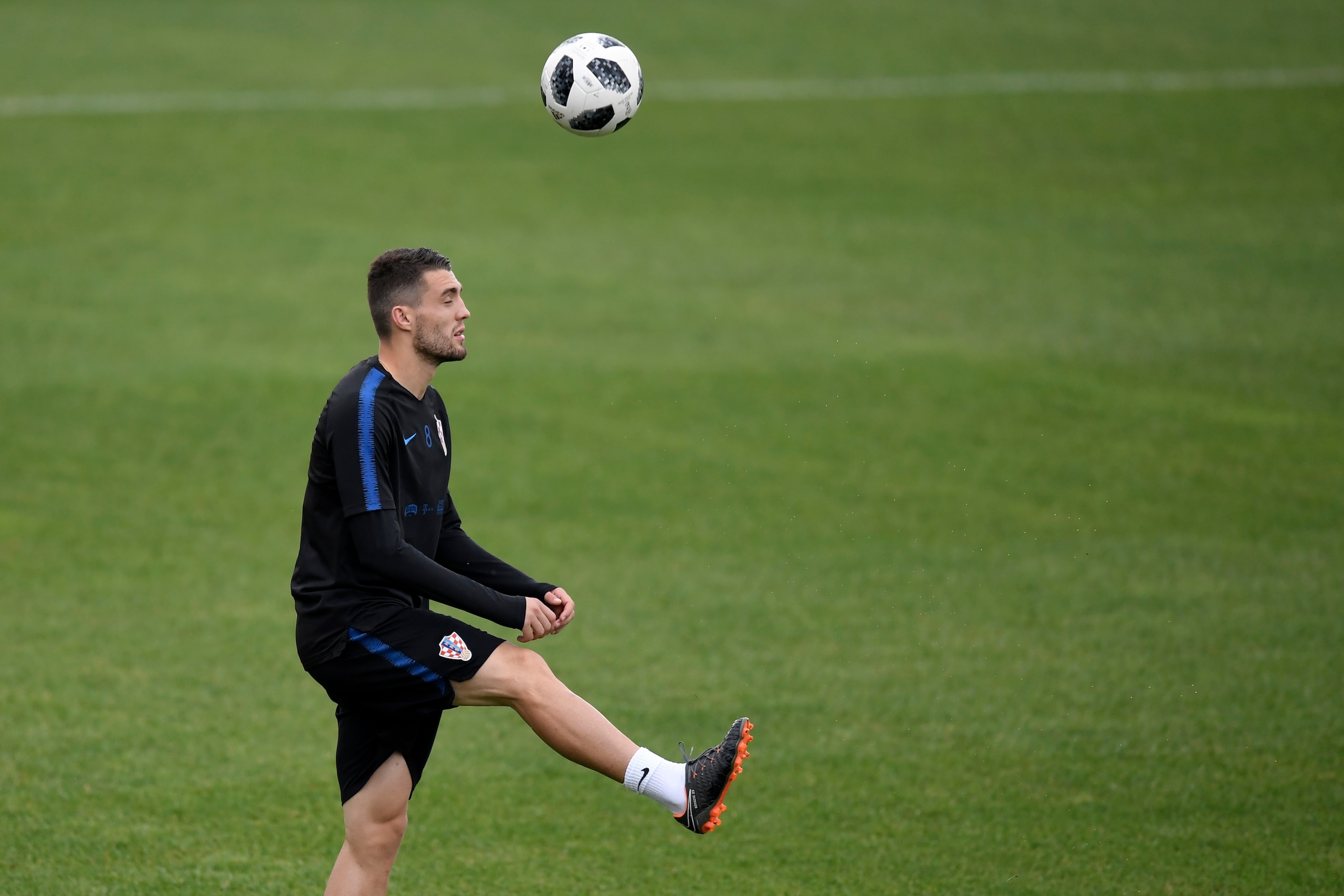Croatia's midfielder Mateo Kovacic attends a training session at the Roschino Arena, outside Saint Petersburg, on June 18, 2018, during the Russia 2018 World Cup football tournament. (Photo by GABRIEL BOUYS / AFP)        (Photo credit should read GABRIEL 