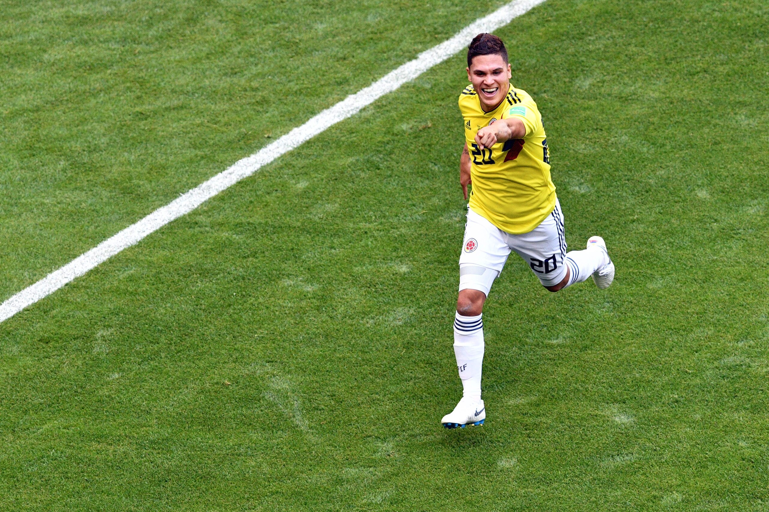 TOPSHOT - Colombia's midfielder Juan Quintero celebrates after scoring the equalizer during the Russia 2018 World Cup Group H football match between Colombia and Japan at the Mordovia Arena in Saransk on June 19, 2018. (Photo by Mladen ANTONOV / AFP) / RE