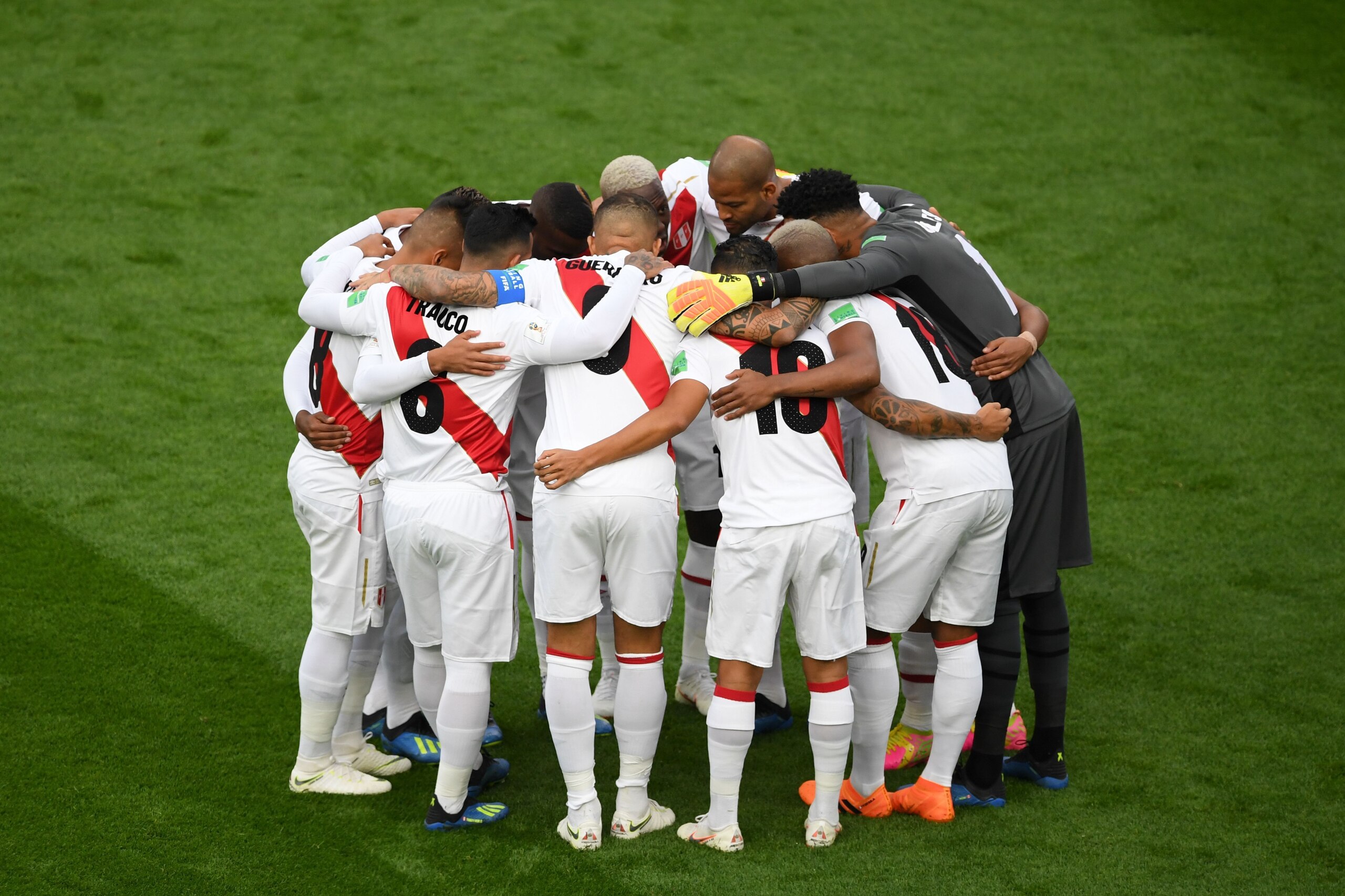The Peru players gather in a huddle ahead of the Russia 2018 World Cup Group C football match between France and Peru at the Ekaterinburg Arena in Ekaterinburg on June 21, 2018. (Photo by JORGE GUERRERO / AFP) / RESTRICTED TO EDITORIAL USE - NO MOBILE PUS