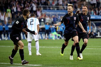 NIZHNY NOVGOROD, RUSSIA - JUNE 21:  Ivan Rakitic of Croatia celebrates with teammats Mateo Kovacic and Mario Mandzukic of Croatia after scoring his team's third goal during the 2018 FIFA World Cup Russia group D match between Argentina and Croatia at Nizh