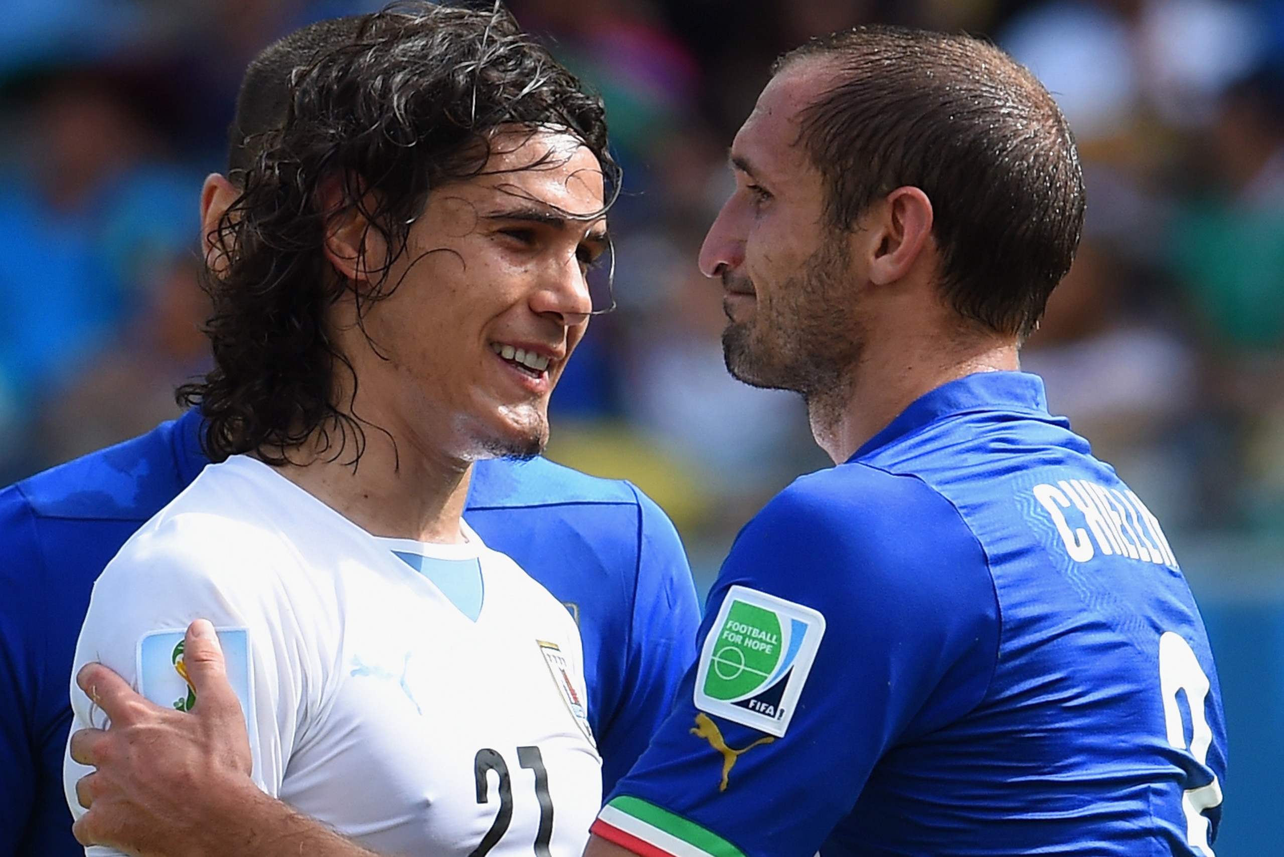 NATAL, BRAZIL - JUNE 24:  Edinson Cavani of Uruguay and Giorgio Chiellini of Italy shake hands during the 2014 FIFA World Cup Brazil Group D match between Italy and Uruguay at Estadio das Dunas on June 24, 2014 in Natal, Brazil.  (Photo by Claudio Villa/G