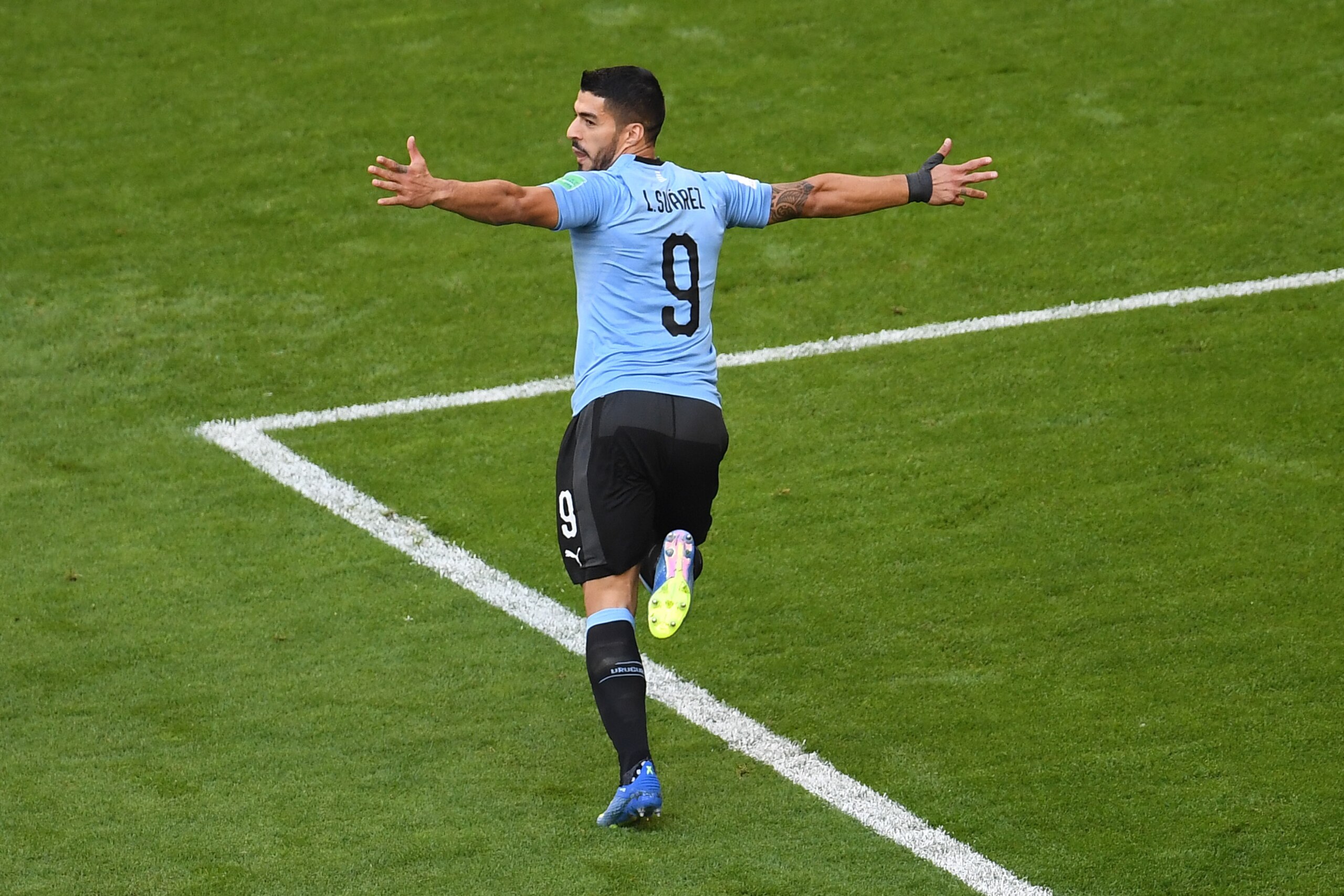 TOPSHOT - Uruguay's forward Luis Suarez celebrates scoring the opening goal during the Russia 2018 World Cup Group A football match between Uruguay and Russia at the Samara Arena in Samara on June 25, 2018. (Photo by Manan VATSYAYANA / AFP) / RESTRICTED T