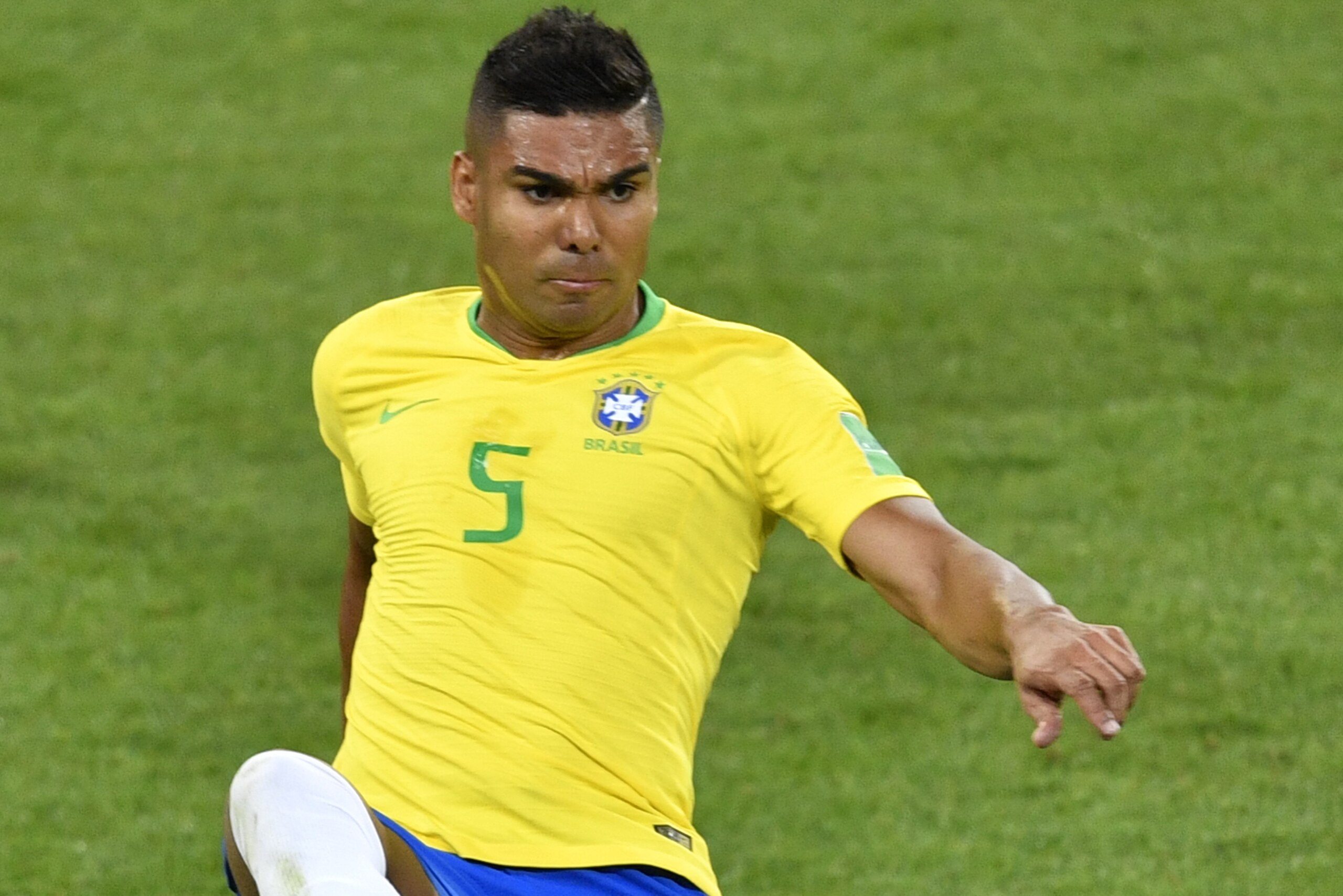 Brazil's midfielder Casemiro controls the ball during the Russia 2018 World Cup Group E football match between Serbia and Brazil at the Spartak Stadium in Moscow on June 27, 2018. (Photo by Alexander NEMENOV / AFP) / RESTRICTED TO EDITORIAL USE - NO MOBIL