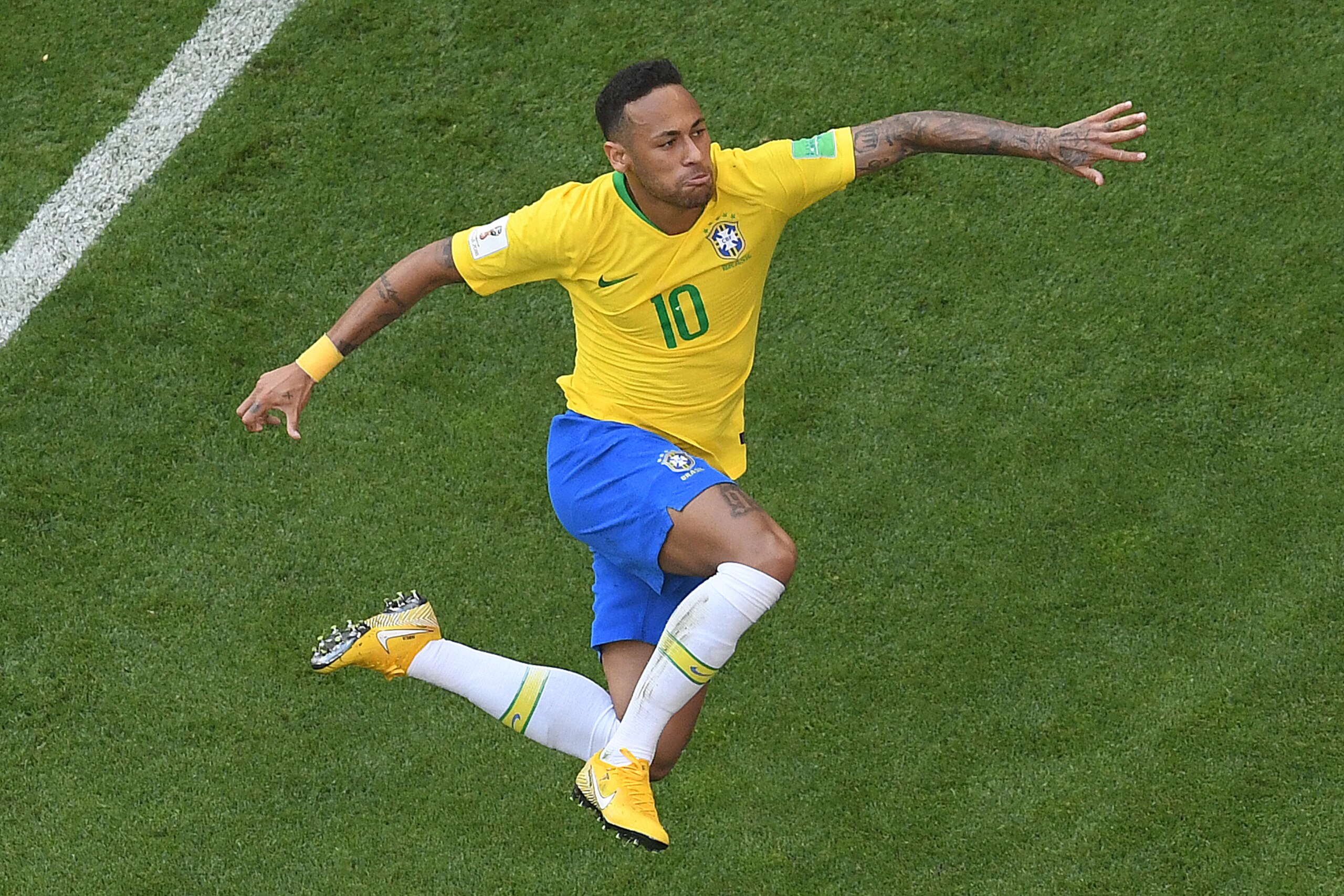 TOPSHOT - Brazil's forward Neymar celebrates scoring the opening goal during the Russia 2018 World Cup round of 16 football match between Brazil and Mexico at the Samara Arena in Samara on July 2, 2018. (Photo by Kirill KUDRYAVTSEV / AFP) / RESTRICTED TO 