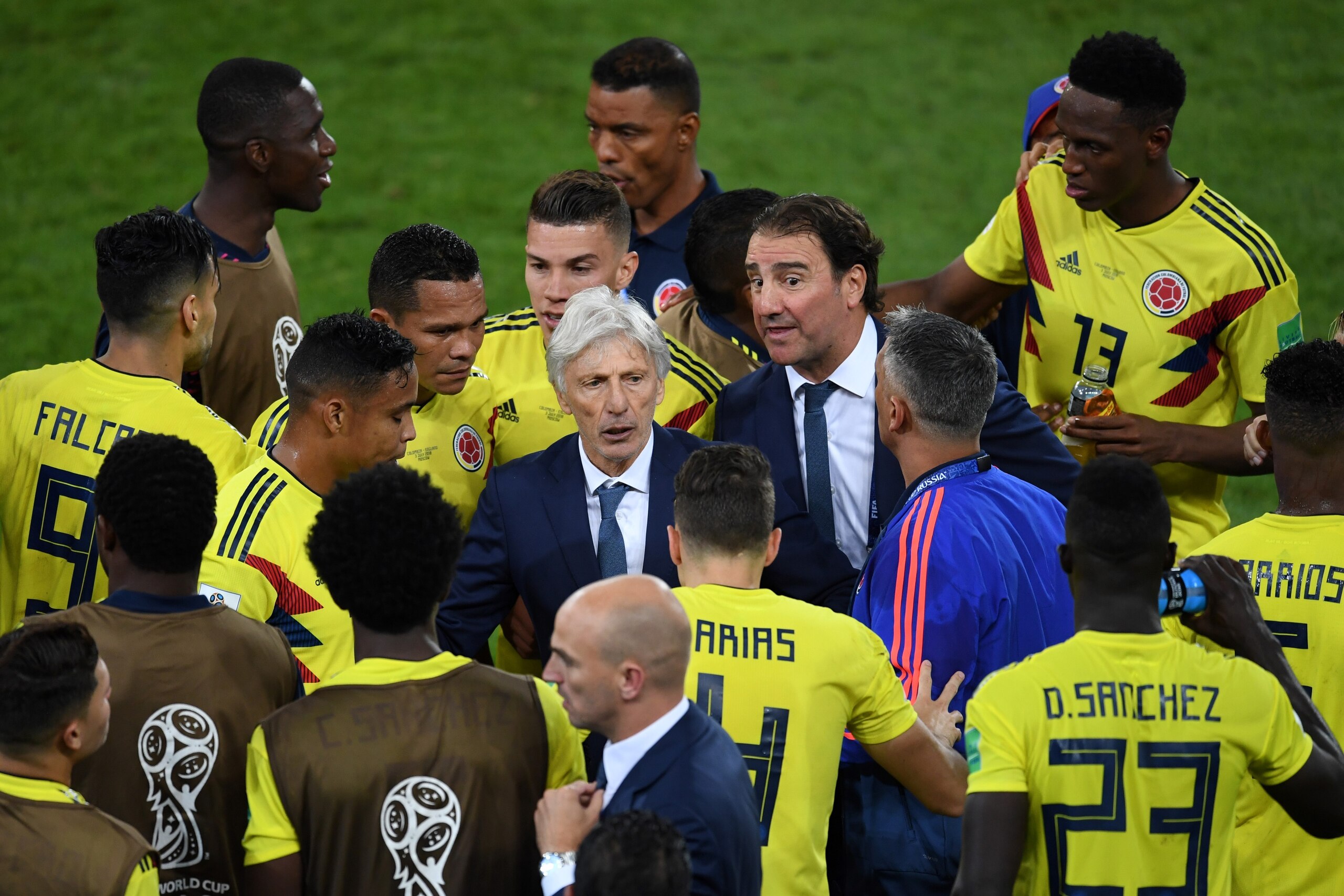 Colombia's coach Jose Pekerman (C) addresses his players during the Russia 2018 World Cup round of 16 football match between Colombia and England at the Spartak Stadium in Moscow on July 3, 2018. (Photo by Francisco LEONG / AFP) / RESTRICTED TO EDITORIAL 