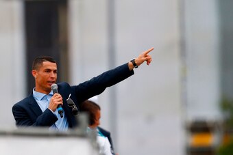 Real Madrid's Portuguese forward Cristiano Ronaldo  celebrates at Cibeles square in Madrid on May 27, 2018 after Real Madrid won their third Champions League title in a row in Kiev. (Photo by BENJAMIN CREMEL / AFP)        (Photo credit should read BENJAMI