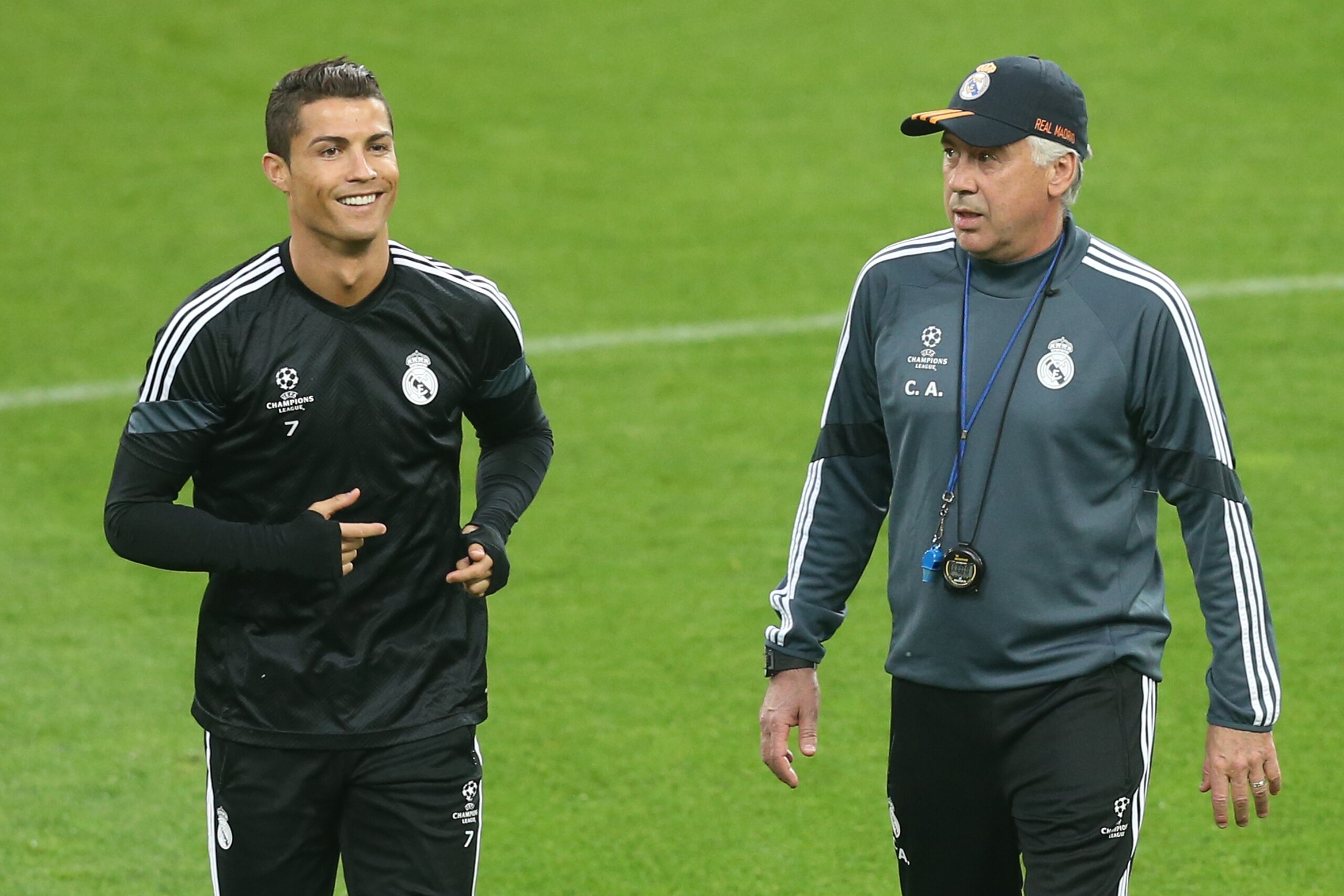 Real Madrid's Portuguese forward Cristiano Ronaldo (L) and Real Madrid's Italian coach Carlo Ancelotti attend a training session on the eve of the UEFA Champions League semi final football match Juventus vs Real Madrid on May 4, 2015 at the 'Juventus Stad