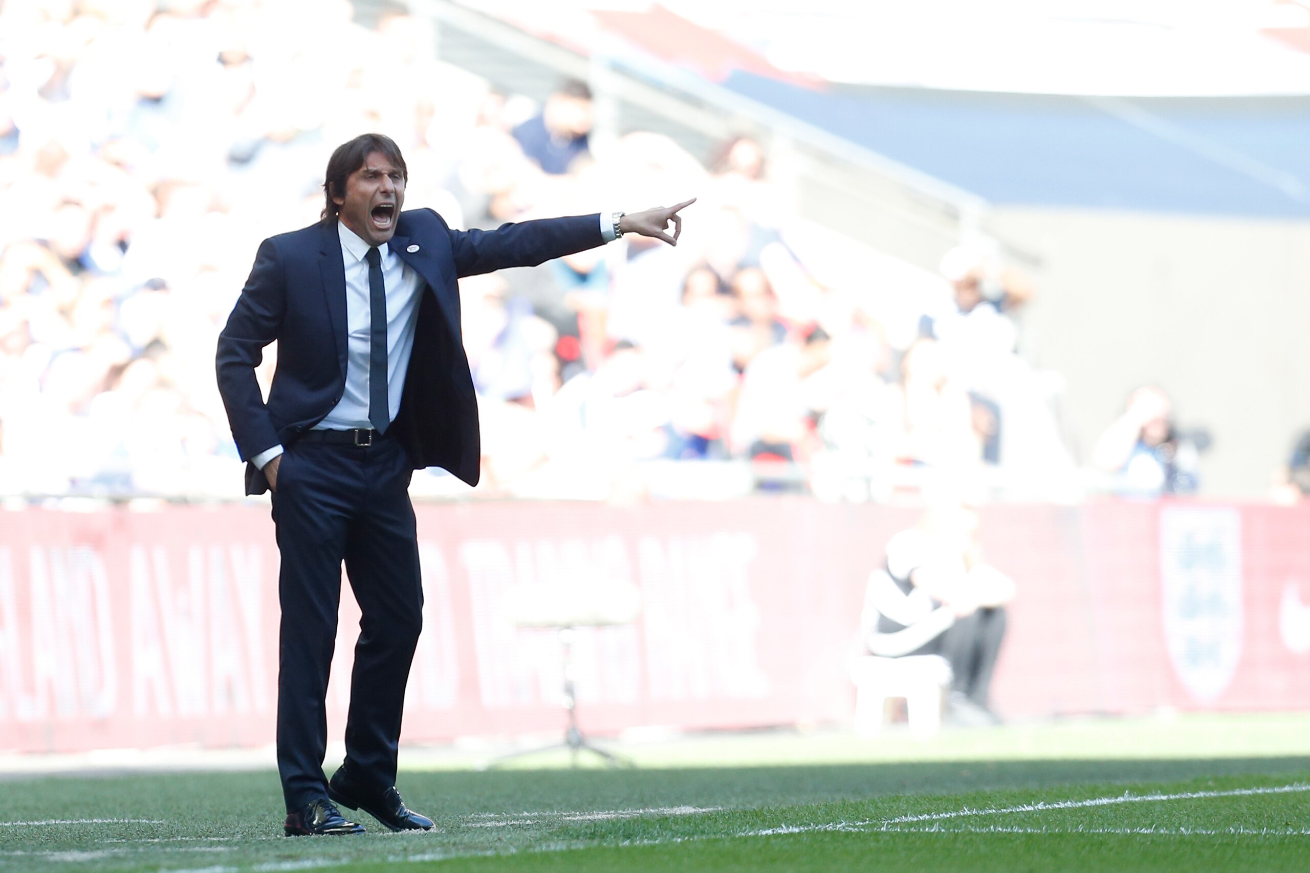Chelsea's Italian head coach Antonio Conte gestures during the English FA Cup final football match between Chelsea and Manchester United at Wembley stadium in London on May 19, 2018. (Photo by Ian KINGTON / AFP) / NOT FOR MARKETING OR ADVERTISING USE / RE