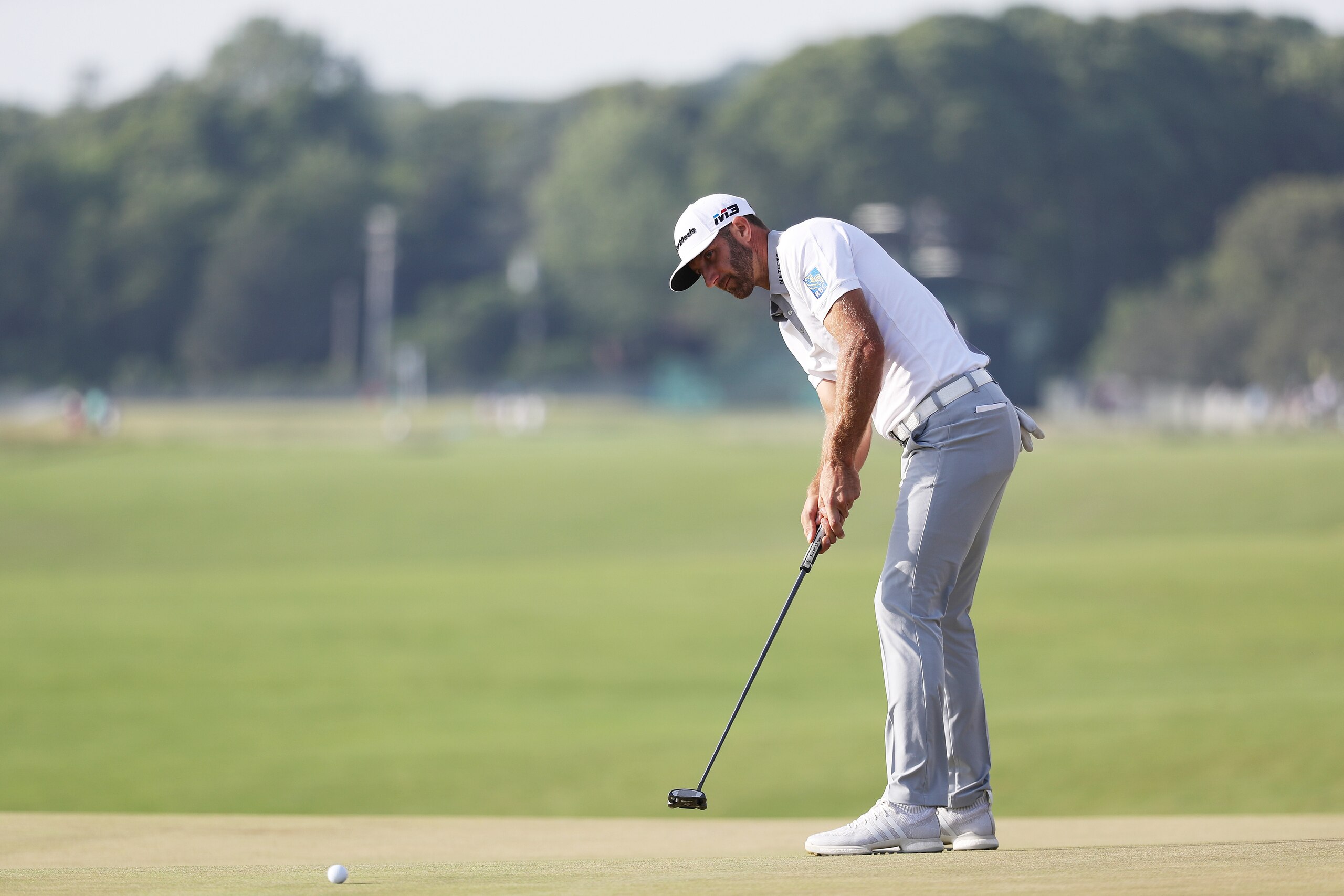 SOUTHAMPTON, NY - JUNE 17: Dustin Johnson of the United States putts on the 16th green during the final round of the 2018 U.S. Open at Shinnecock Hills Golf Club on June 17, 2018 in Southampton, New York.  (Photo by Rob Carr/Getty Images)