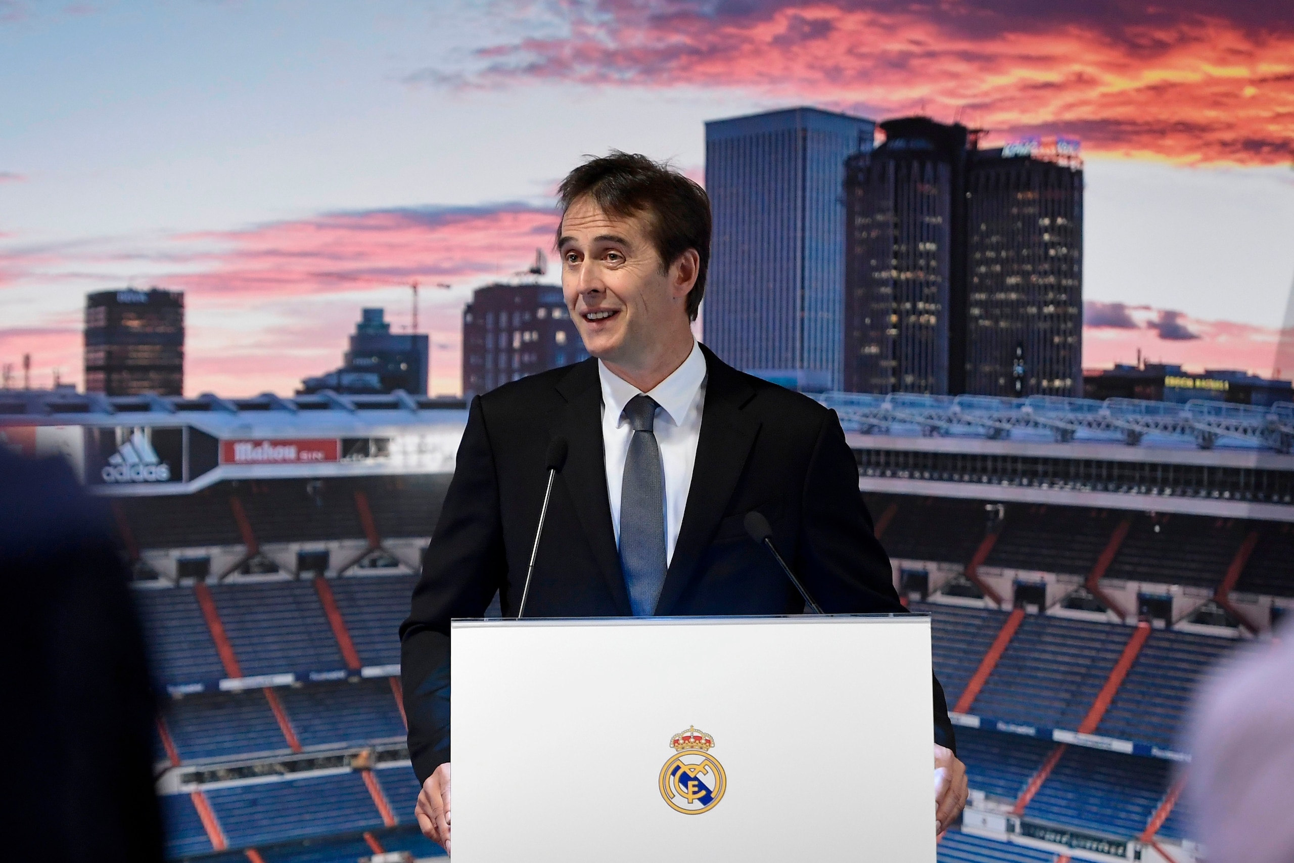 Real Madrid´s newly appointed coach Julen Lopetegui gives a speech during his official presentation at the Santiago Bernabeu stadium in Madrid on June 14, 2018. - Just a day after he was sacked on the eve of the World Cup, former Spain coach Julen Lopeteg