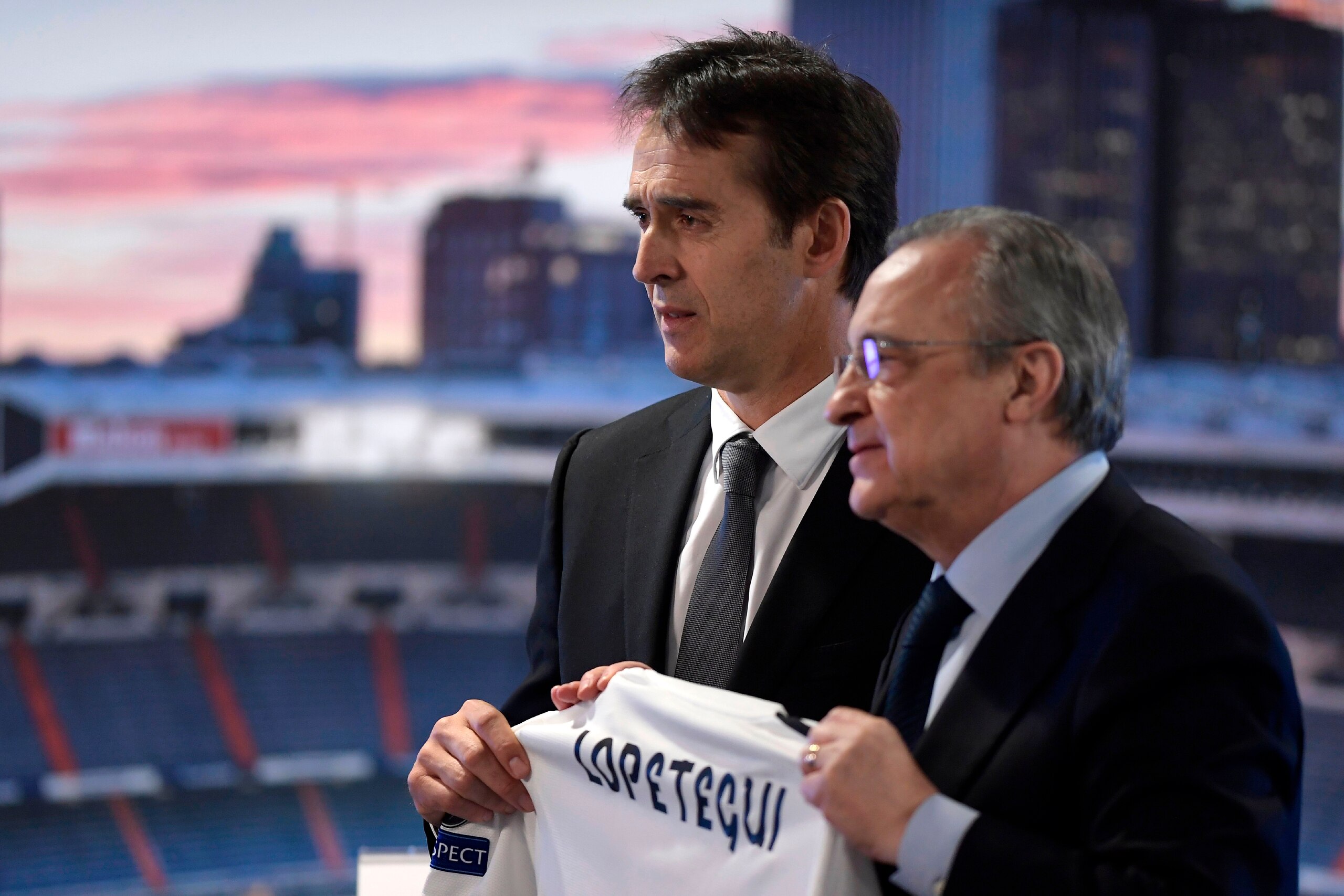 Real Madrid´s newly appointed coach Julen Lopetegui (L) poses with Real Madrid's president Florentino Perez during his official presentation at the Santiago Bernabeu stadium in Madrid on June 14, 2018. - Just a day after he was sacked on the eve of the Wo