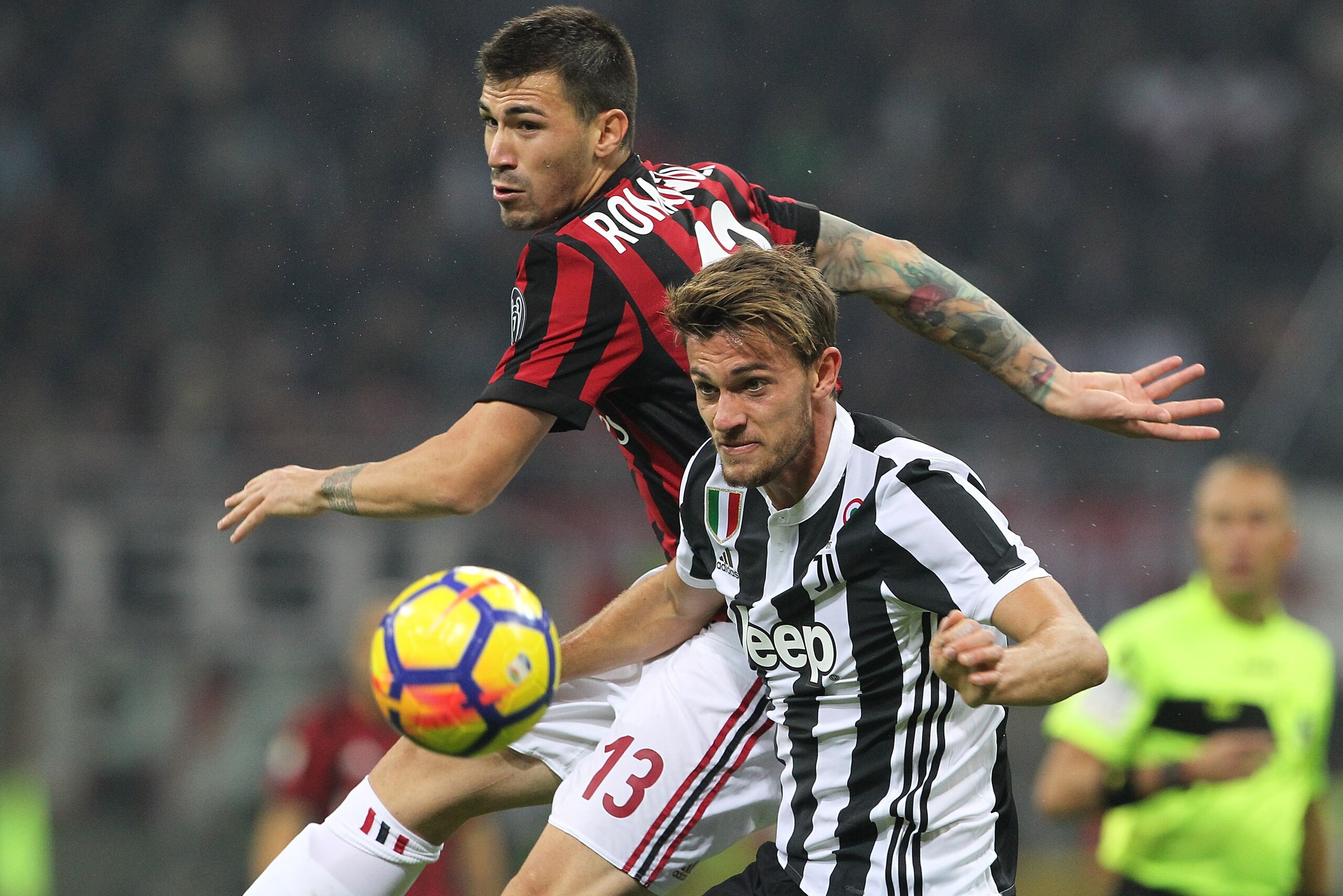 MILAN, ITALY - OCTOBER 28: Daniele Rugani (R) of Juventus FC competes for the ball with Alessio Romagnoli (L) of AC Milan during the Serie A match between AC Milan and Juventus at Stadio Giuseppe Meazza on October 28, 2017 in Milan, Italy. (Photo by Mar MILAN, ITALY - OCTOBER 28: Daniele Rugani (R) of Juventus FC competes for the ball with Alessio Romagnoli (L) of AC Milan during the Serie A match between AC Milan and Juventus at Stadio Giuseppe Meazza on October 28, 2017 in Milan, Italy. (Photo by Mar