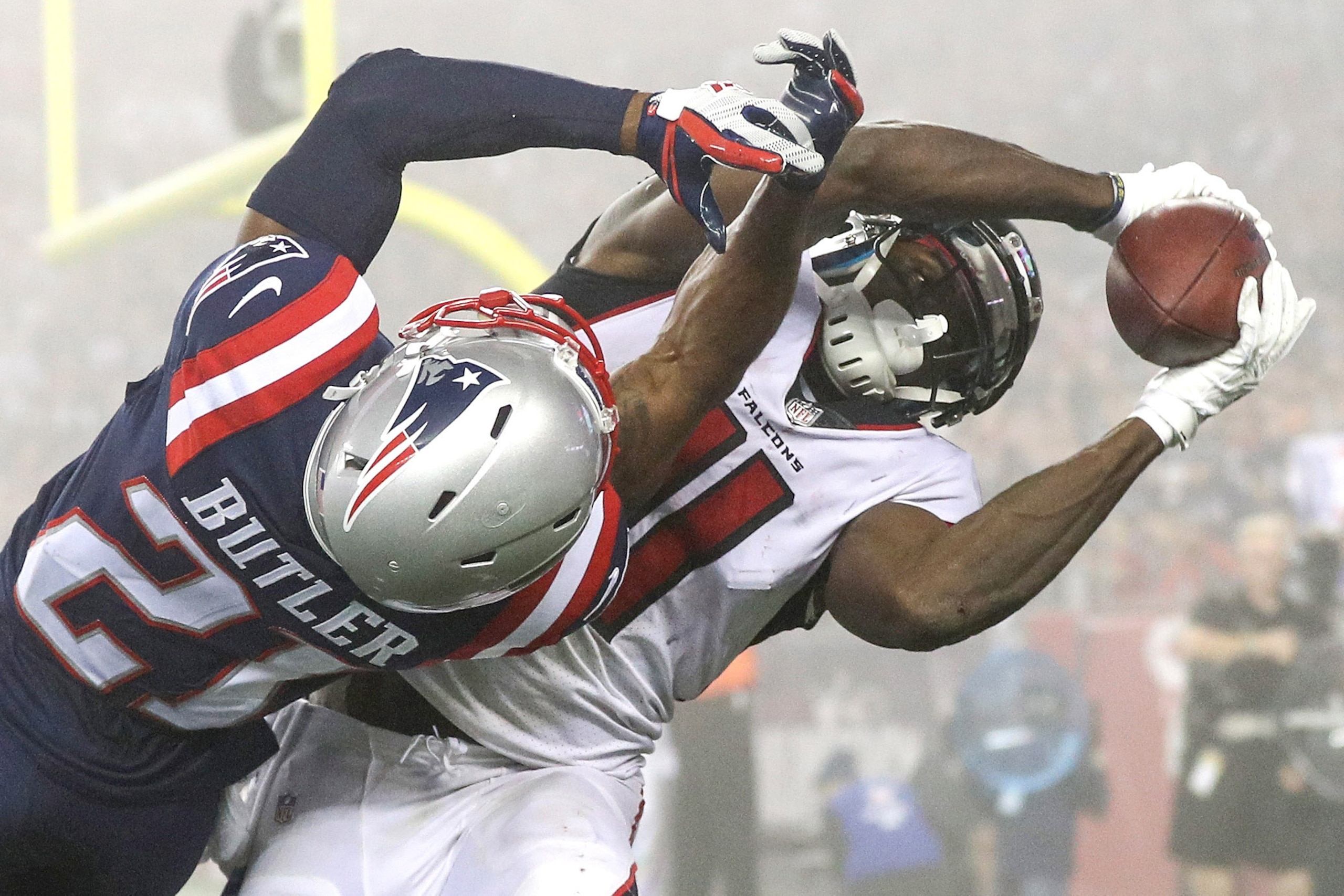 FOXBORO, MA - OCTOBER 22: Julio Jones #11 of the Atlanta Falcons catches a touchdown pass as he is defended by Malcolm Butler #21 of the New England Patriots during the fourth quarter of a game at Gillette Stadium on October 22, 2017 in Foxboro, Massachus