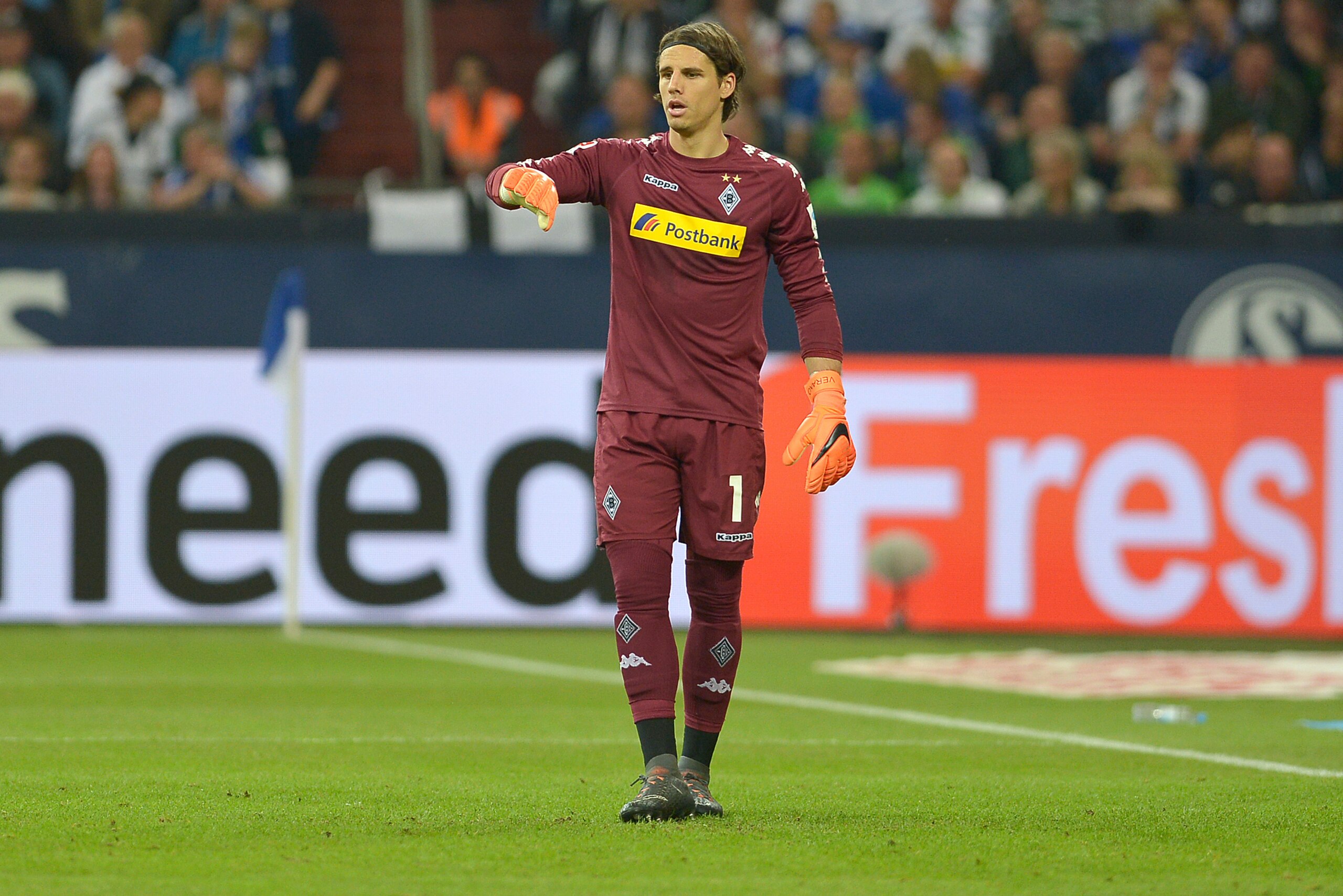 GELSENKIRCHEN, GERMANY - APRIL 28: Goalkeeper Yann Sommer of Moenchengladbach gestures during the Bundesliga match between FC Schalke 04 and Borussia Moenchengladbach at Veltins-Arena on April 28, 2018 in Gelsenkirchen, Germany. (Photo by TF-Images/Getty 