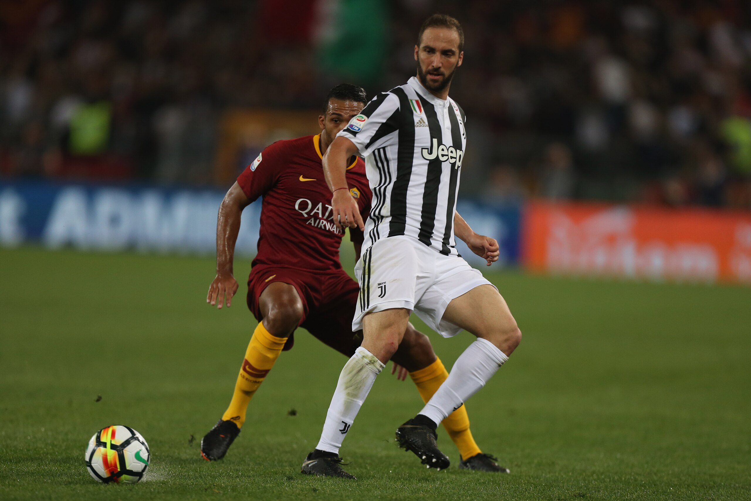 ROME, ITALY - MAY 13: Juan Jesus of AS Roma competes for the ball with Gonzalo Higuain of Juventus during the Serie A match between AS Roma and Juventus at Stadio Olimpico on May 13, 2018 in Rome, Italy.  (Photo by Paolo Bruno/Getty Images)