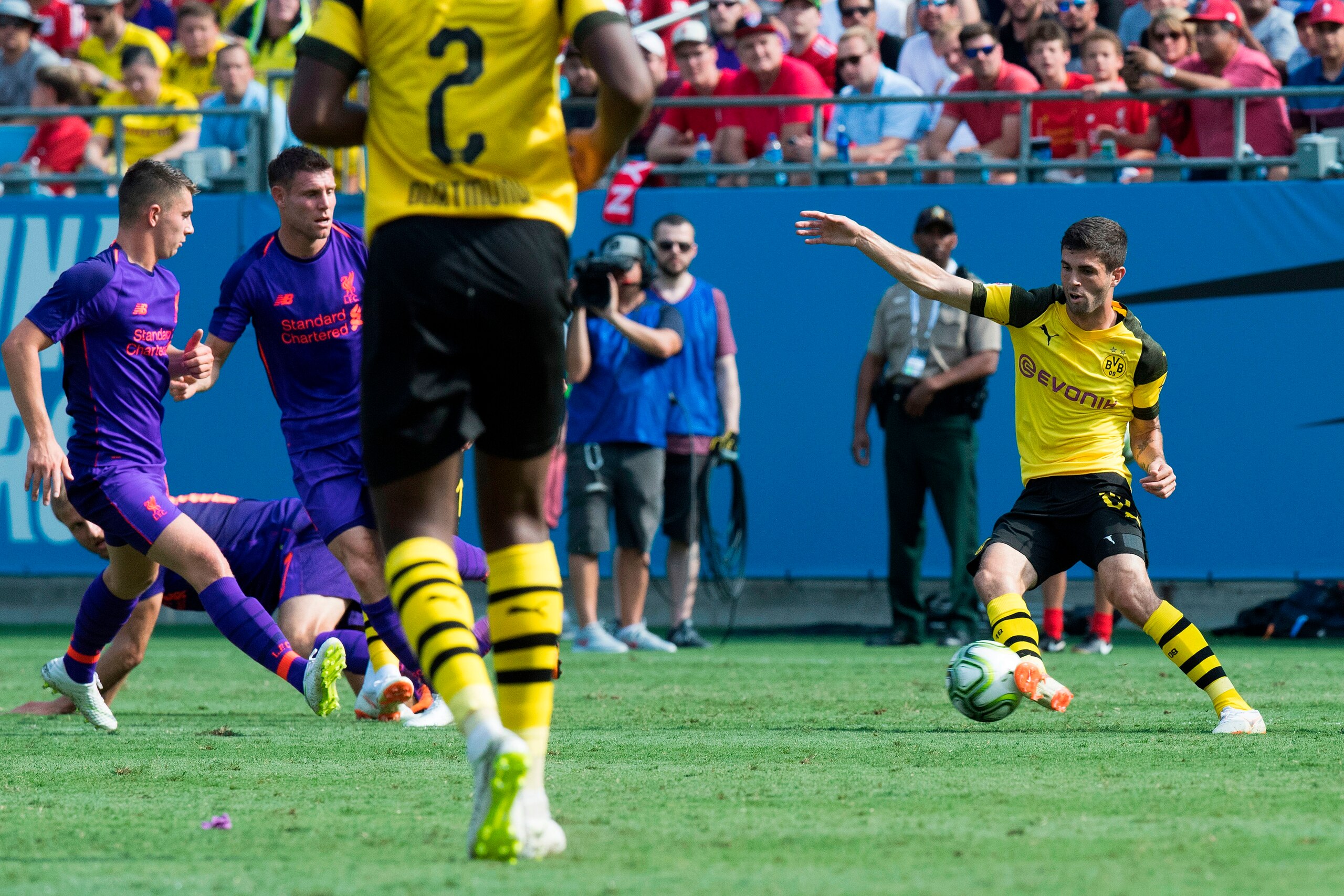 Borussia Dortmund's Christian Pulisic (R) controls the ball during the 2018 International Champions Cup match against Liverpool at Bank of America Stadium in Charlotte, North Carolina, on July 22, 2018. (Photo by JIM WATSON / AFP)        (Photo credit sho