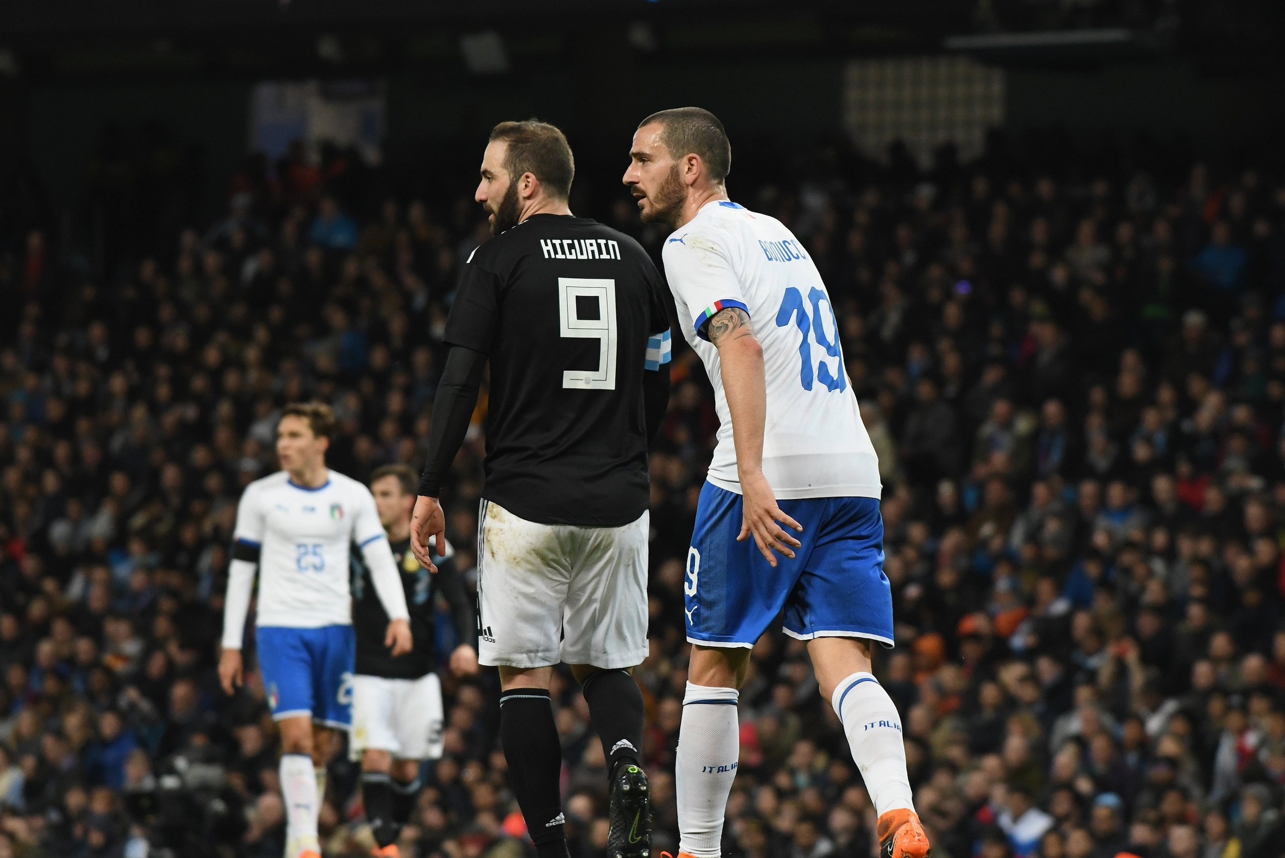 MANCHESTER, ENGLAND - MARCH 23: Leonardo Bonucci of Italy (R) speak with Gonzalo Higuain of Argentina during the International friendly match between Italy and Argentina at Etihad Stadium on March 23, 2018 in Manchester, England. (Photo by Claudio Villa MANCHESTER, ENGLAND - MARCH 23: Leonardo Bonucci of Italy (R) speak with Gonzalo Higuain of Argentina during the International friendly match between Italy and Argentina at Etihad Stadium on March 23, 2018 in Manchester, England. (Photo by Claudio Villa