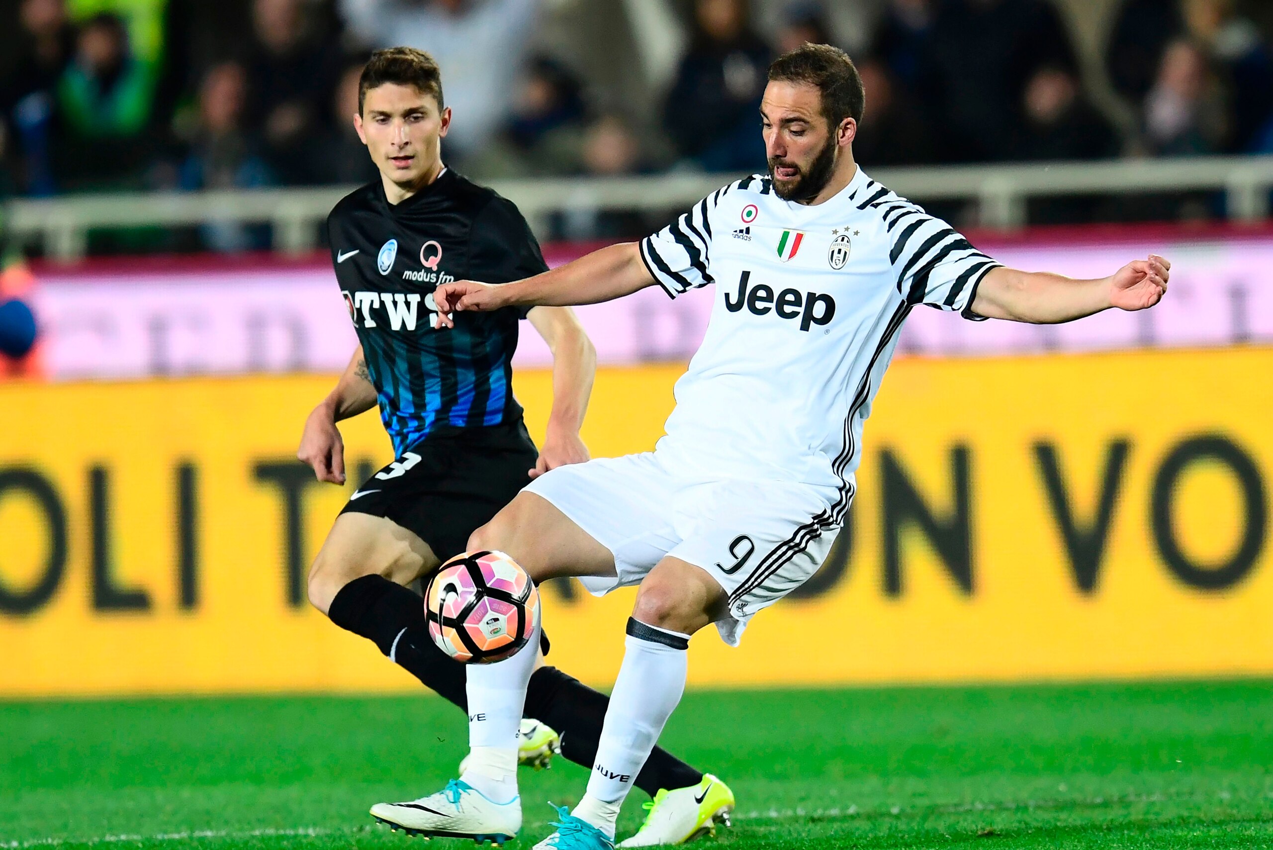 Juventus' Argentinian forward Gonzalo Gerardo Higuain vies with Atalanta's Italian defender Mattia Caldara during the Italian Serie A football match Atalanta vs Juventus at the 'Atleti Azzurri d'Italia' stadium in Bergamo on April 28, 2017. / AFP PHOTO / Juventus' Argentinian forward Gonzalo Gerardo Higuain vies with Atalanta's Italian defender Mattia Caldara during the Italian Serie A football match Atalanta vs Juventus at the 'Atleti Azzurri d'Italia' stadium in Bergamo on April 28, 2017. / AFP PHOTO /
